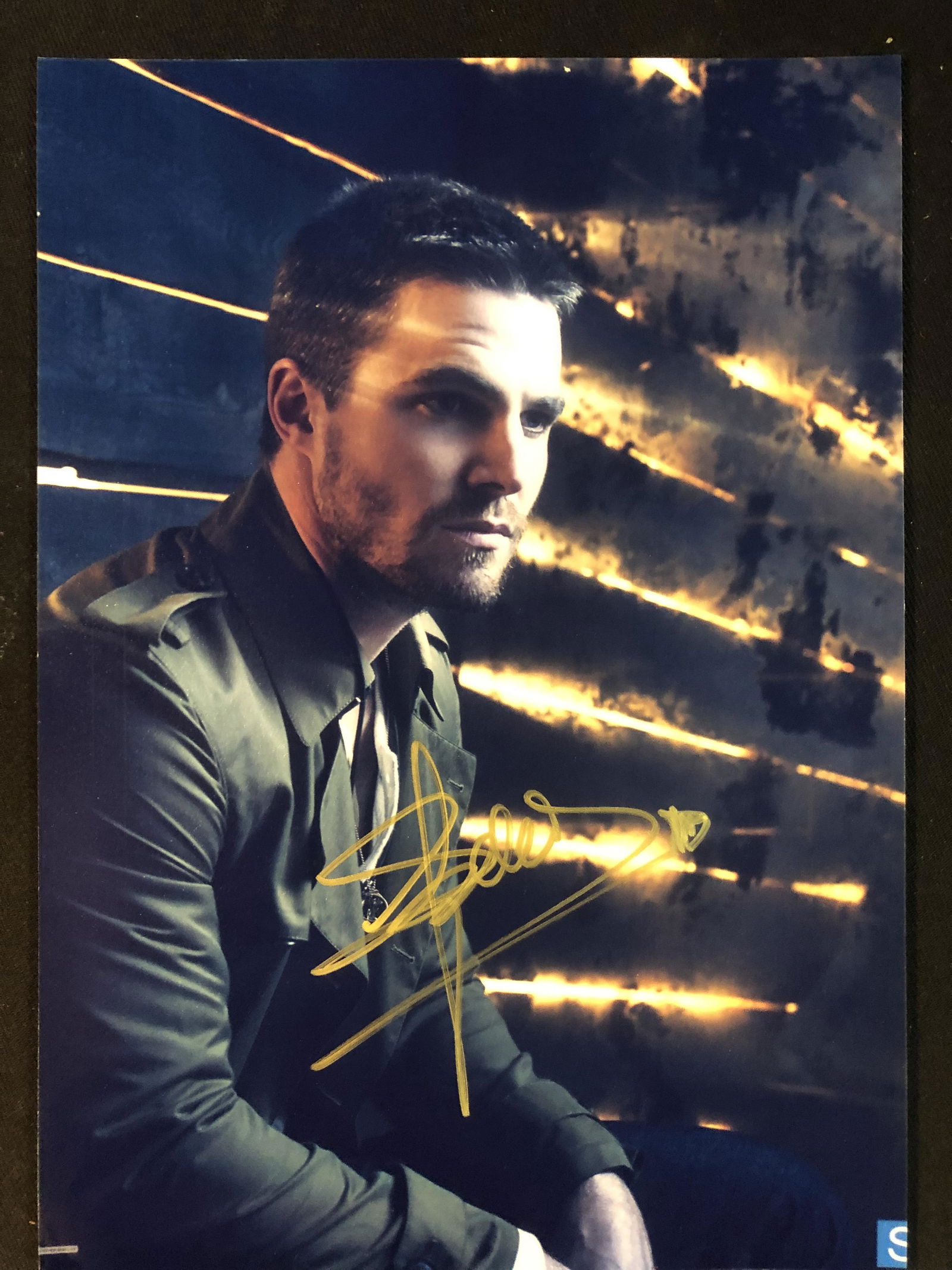 STEPHEN AMELL SIGNED ARROW 8 X 10 (RA COA) (1 of 2)