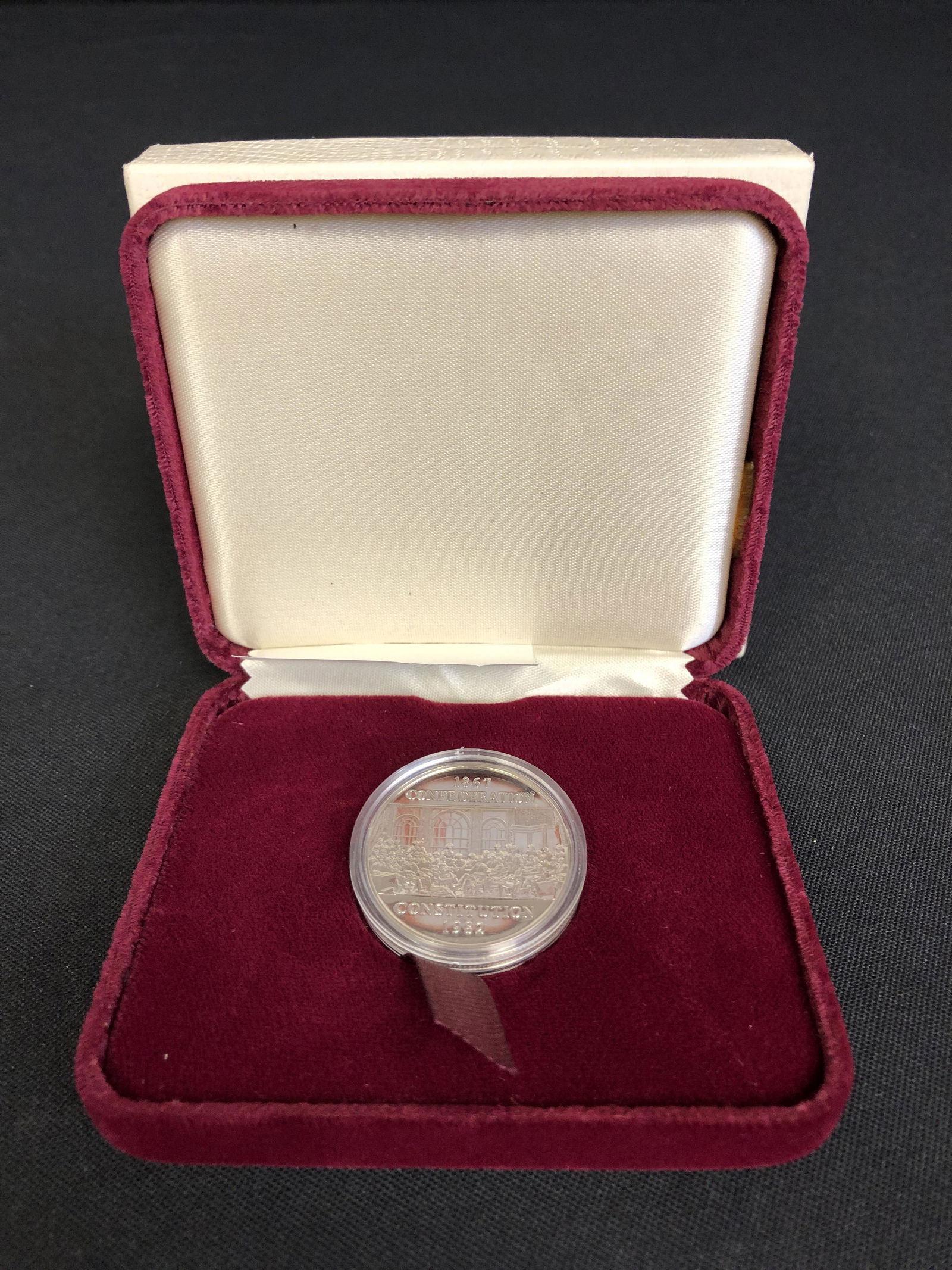 .800 SILVER1982 CANADA CONFEDERATION CONSTITUTION ACTS OF 1867  ONE DOLLAR COIN W/BOX (1 of 2)
