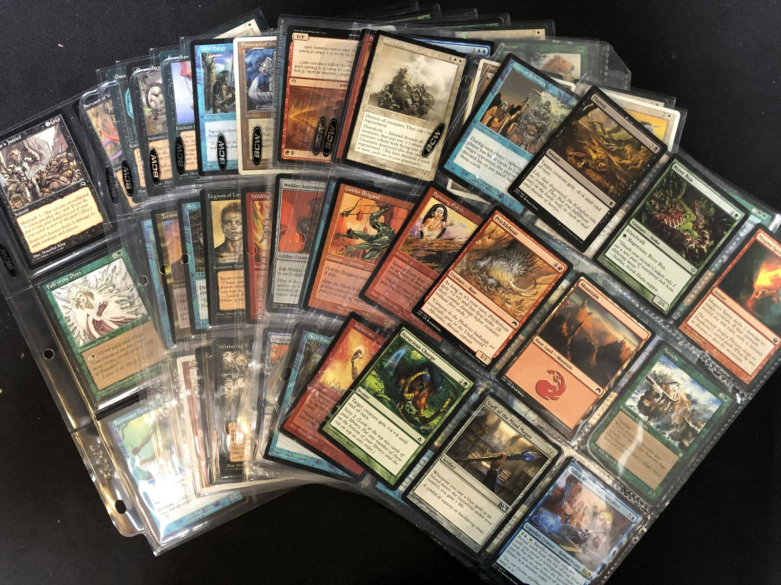 ASSORTED MAGIC THE GATHERING TRADING CARD LOT: ASSORTED MAGIC THE GATHERING TRADING CARD LOT