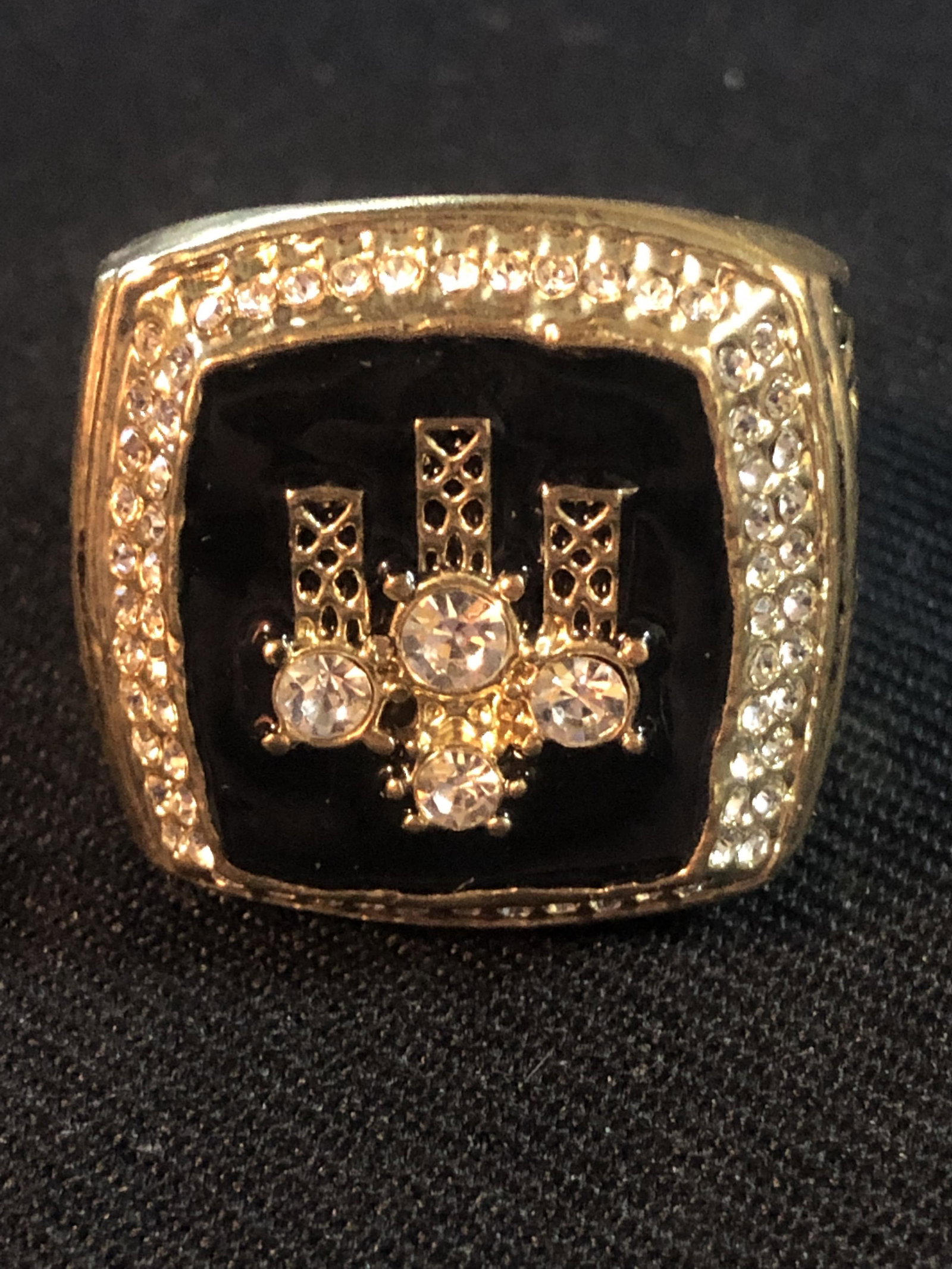 CHICAGO BULLS (JORDAN) REPLICA CHAMPIONSHIP RING (1 of 3)