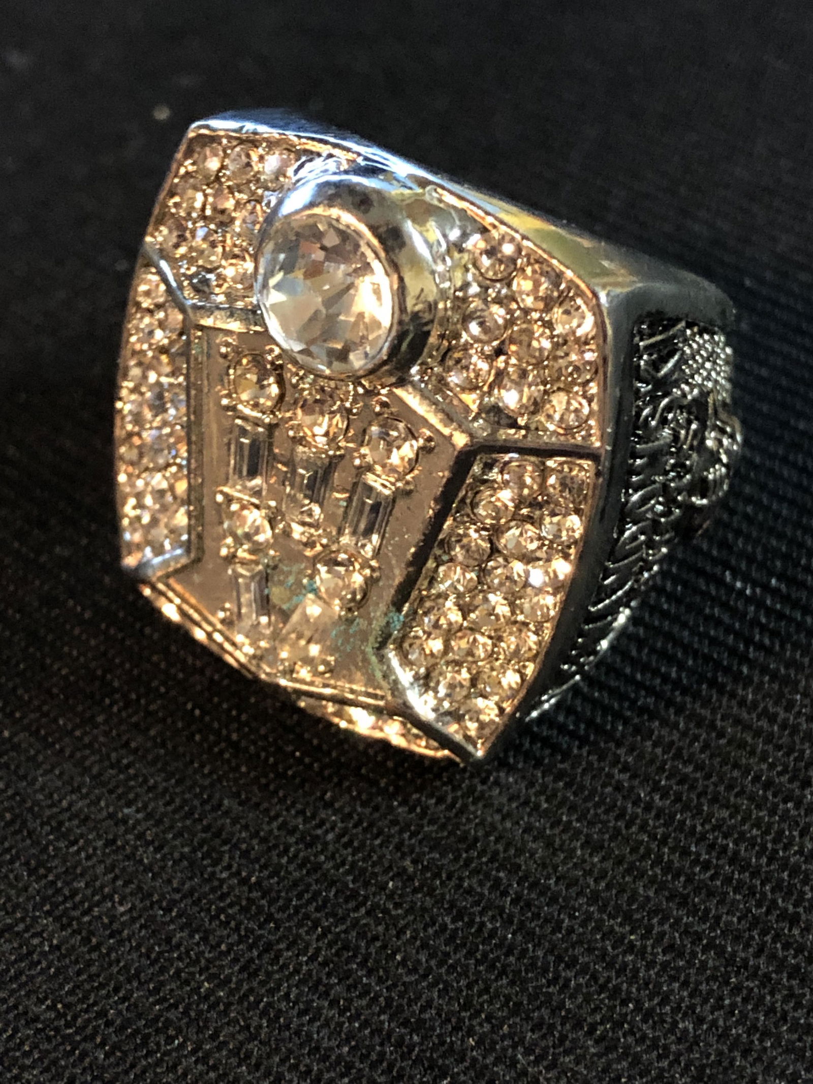CHICAGO BULLS (LEWANDOWKSI) REPLICA CHAMPIONSHIP RING (1 of 3)