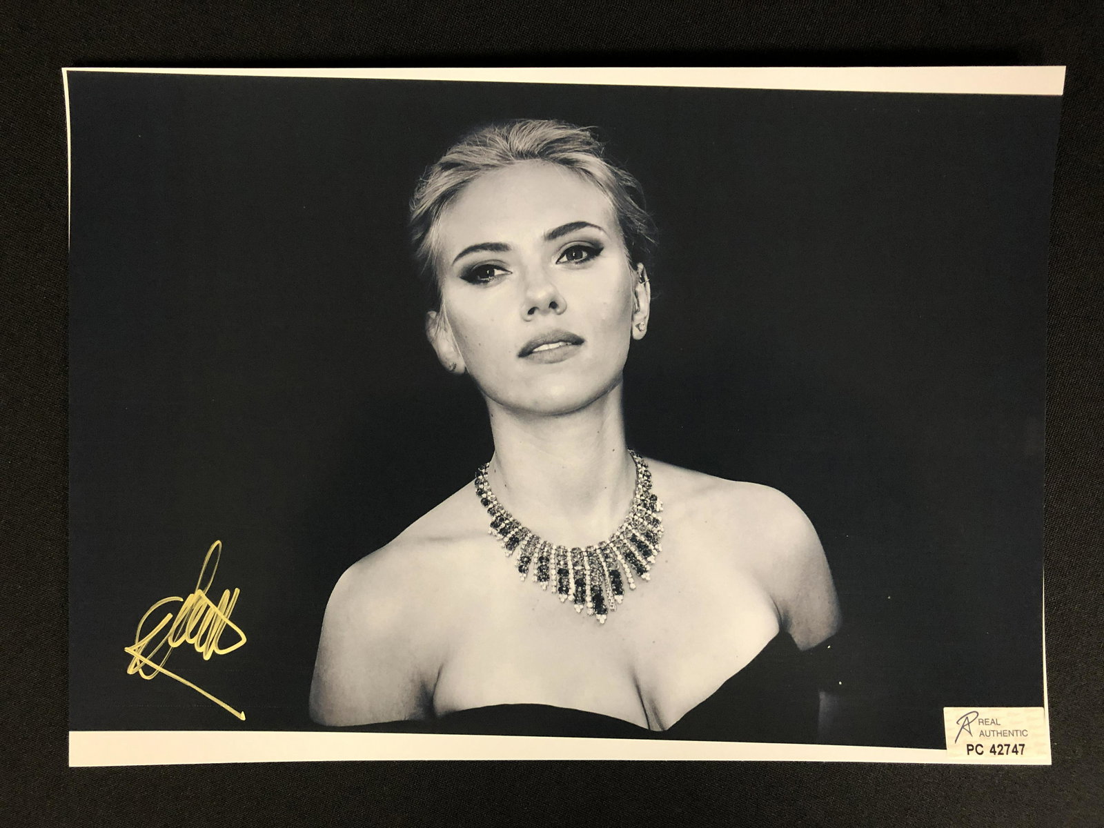 SCARLETT JOHANSSON SIGNED 8X10 PHOTO (REAL AUTHENTIC COA) (1 of 2)