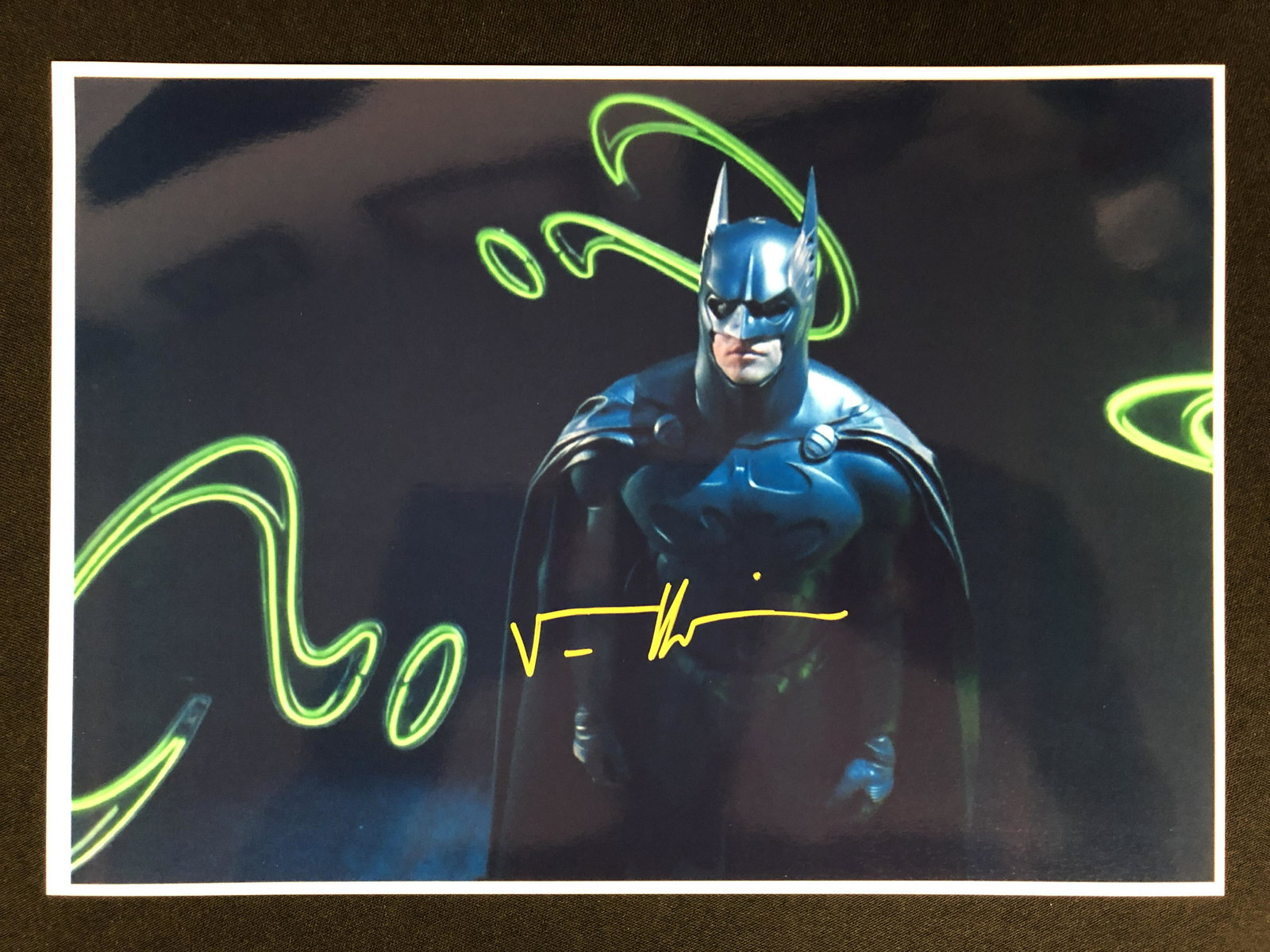 VAL KILMER SIGNED 8X10 BATMAN PHOTO (RA COA): VAL KILMER SIGNED 8X10 BATMAN PHOTO (RA COA)