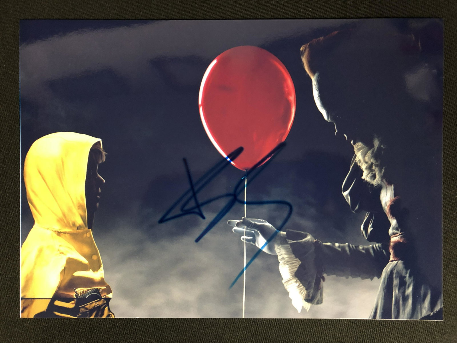 BILL SKARSGARD SIGNED "IT" 8 X 10 (RA COA): BILL SKARSGARD SIGNED "IT" 8 X 10 (RA COA)