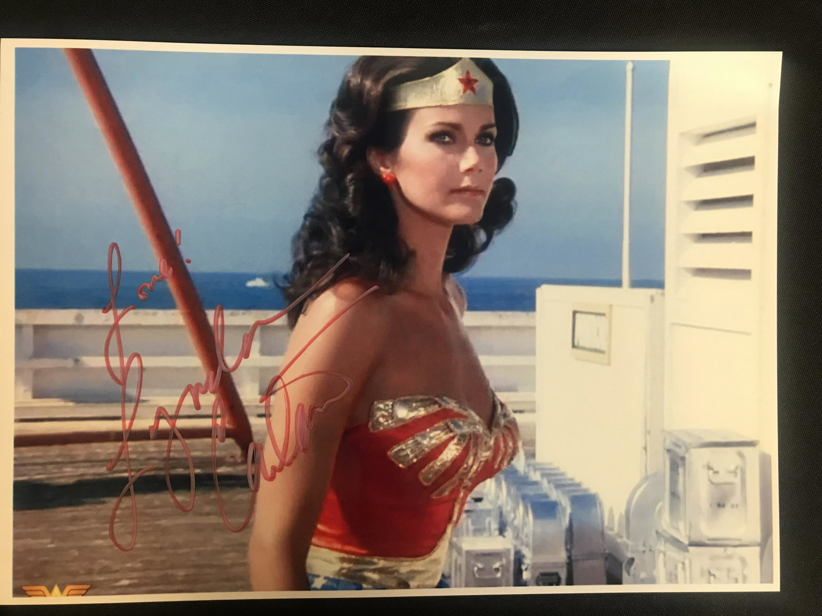 LYNDA CARTER SIGNED 8X10 PHOTO (RA COA): LYNDA CARTER SIGNED 8X10 PHOTO (RA COA)