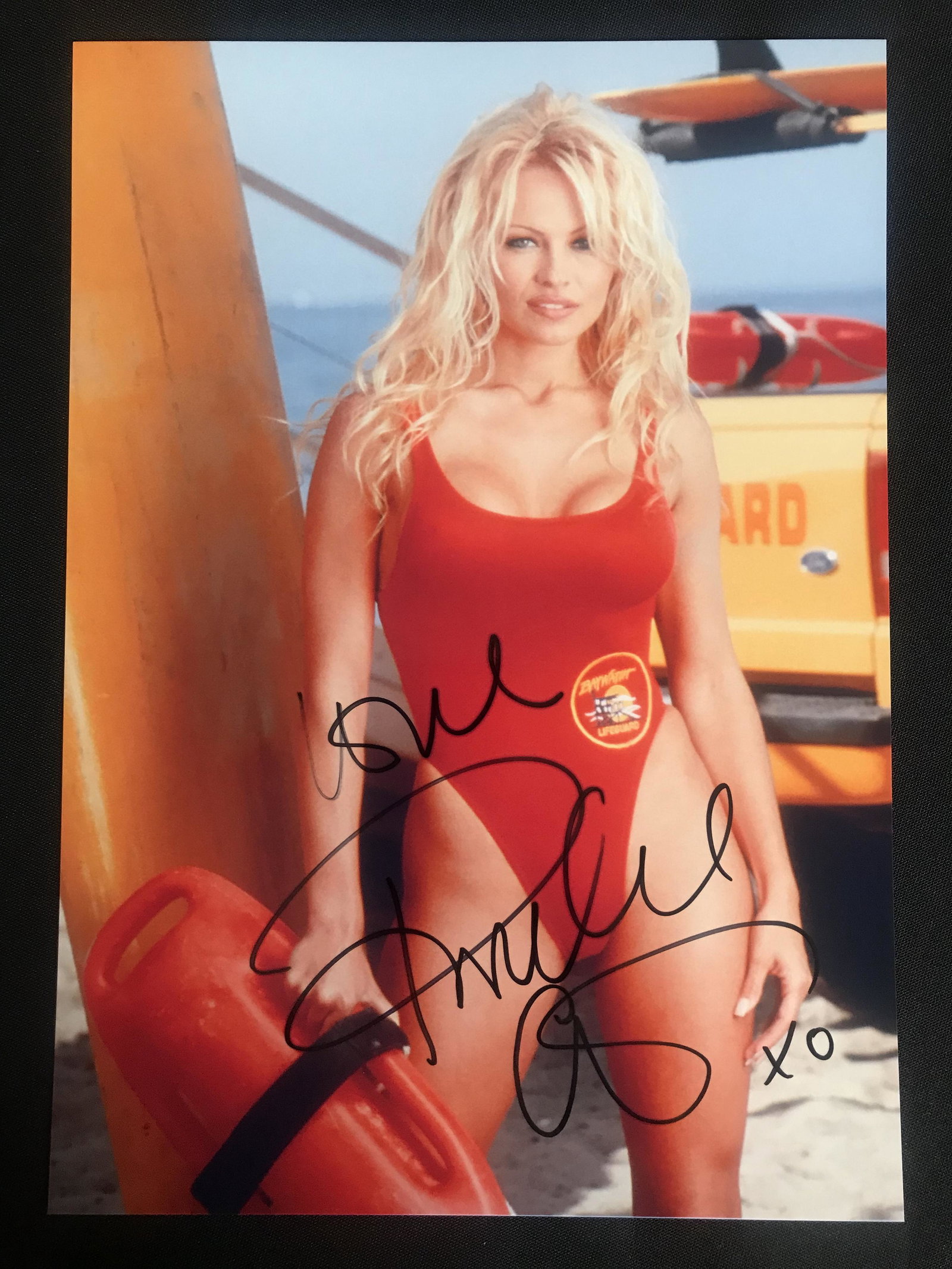 PAMELA ANDERSON SIGNED 8X10 PHOTO (RA COA): PAMELA ANDERSON SIGNED 8X10 PHOTO (RA COA)