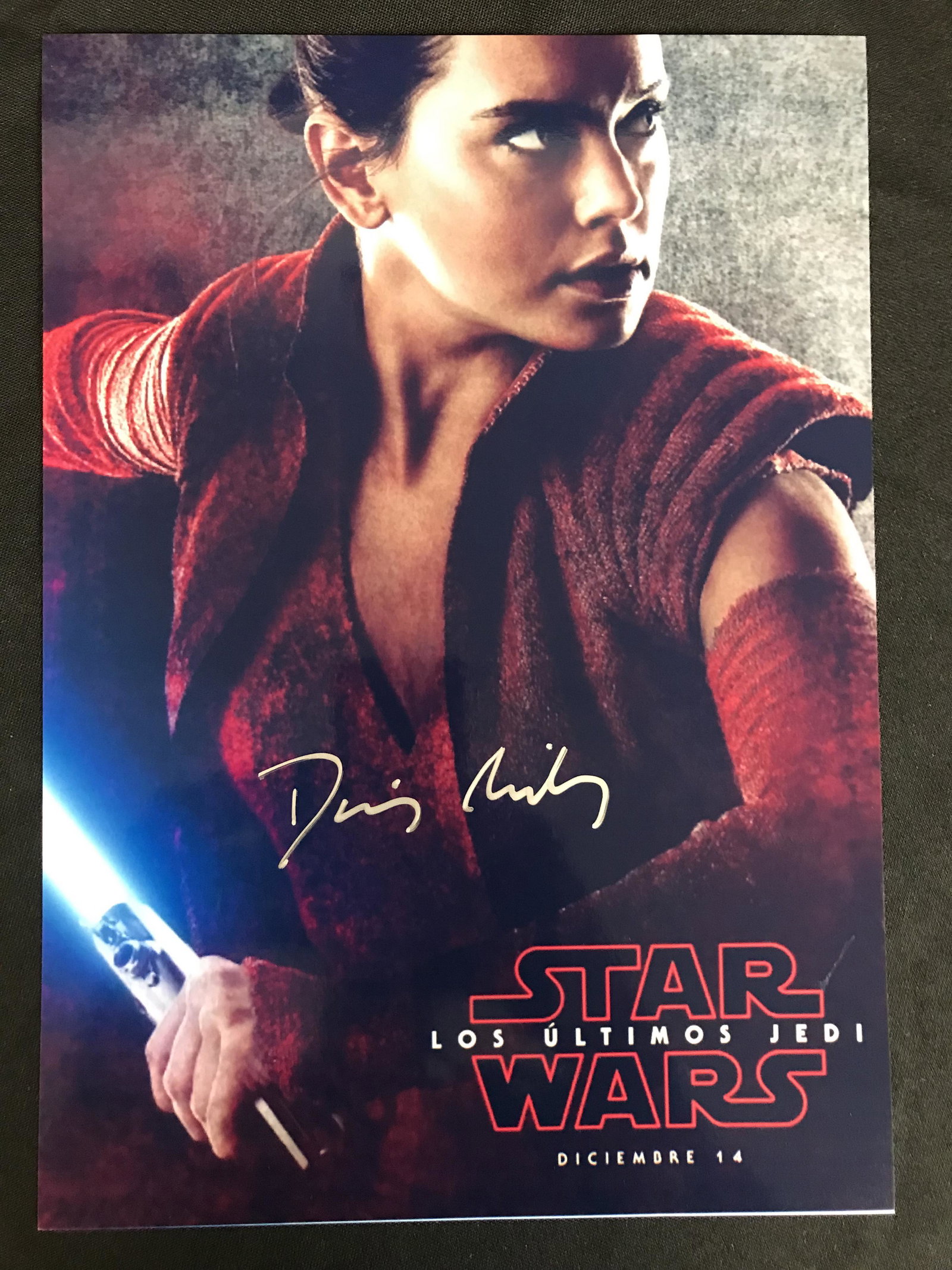 DAISY RIDLEY SIGNED 8X10 PHOTO (RA COA): DAISY RIDLEY SIGNED 8X10 PHOTO (RA COA)