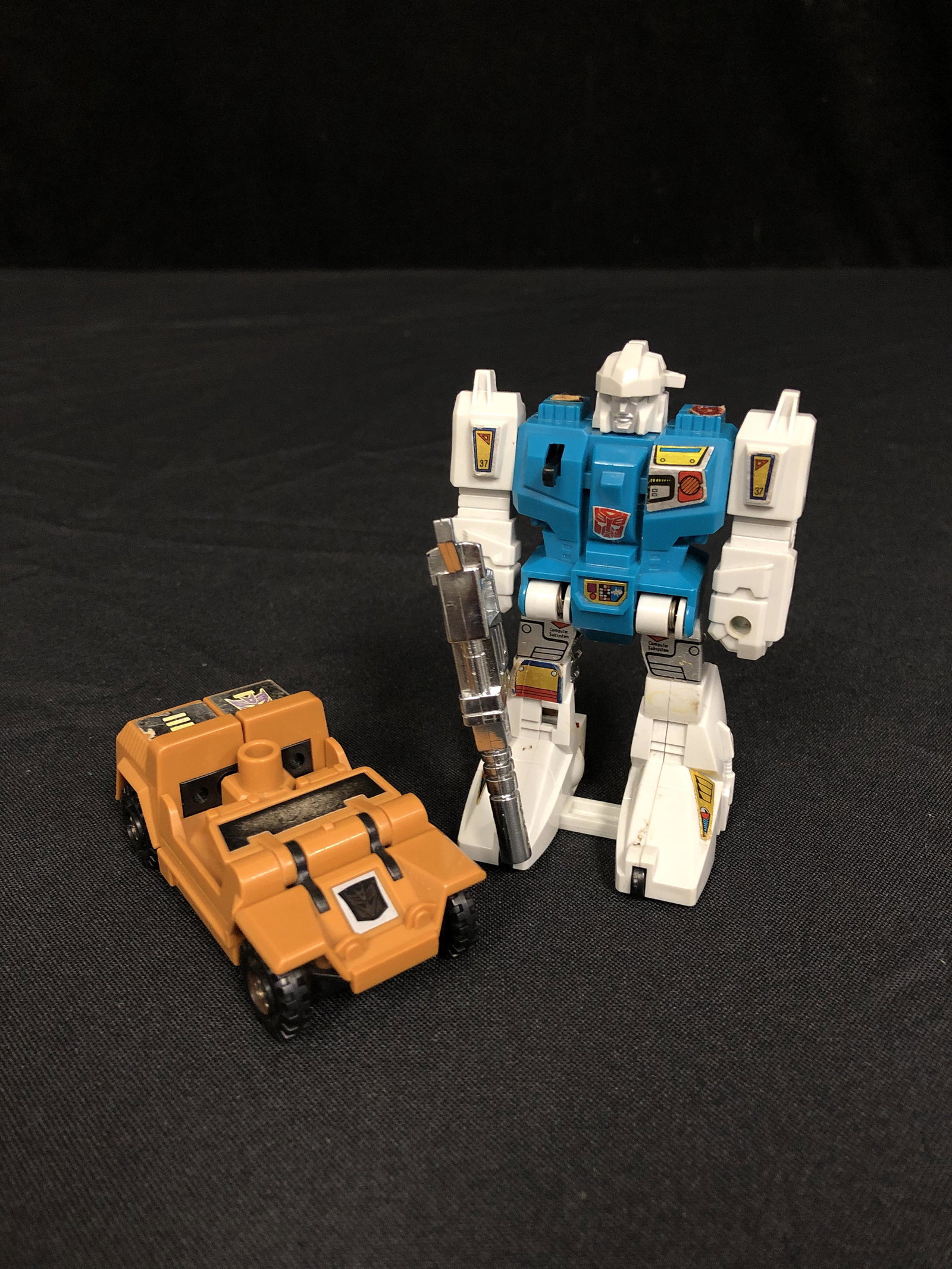 1982 G1 TRANFORMER LOT WITH WEAPON: 1982 G1 TRANFORMER LOT WITH WEAPON