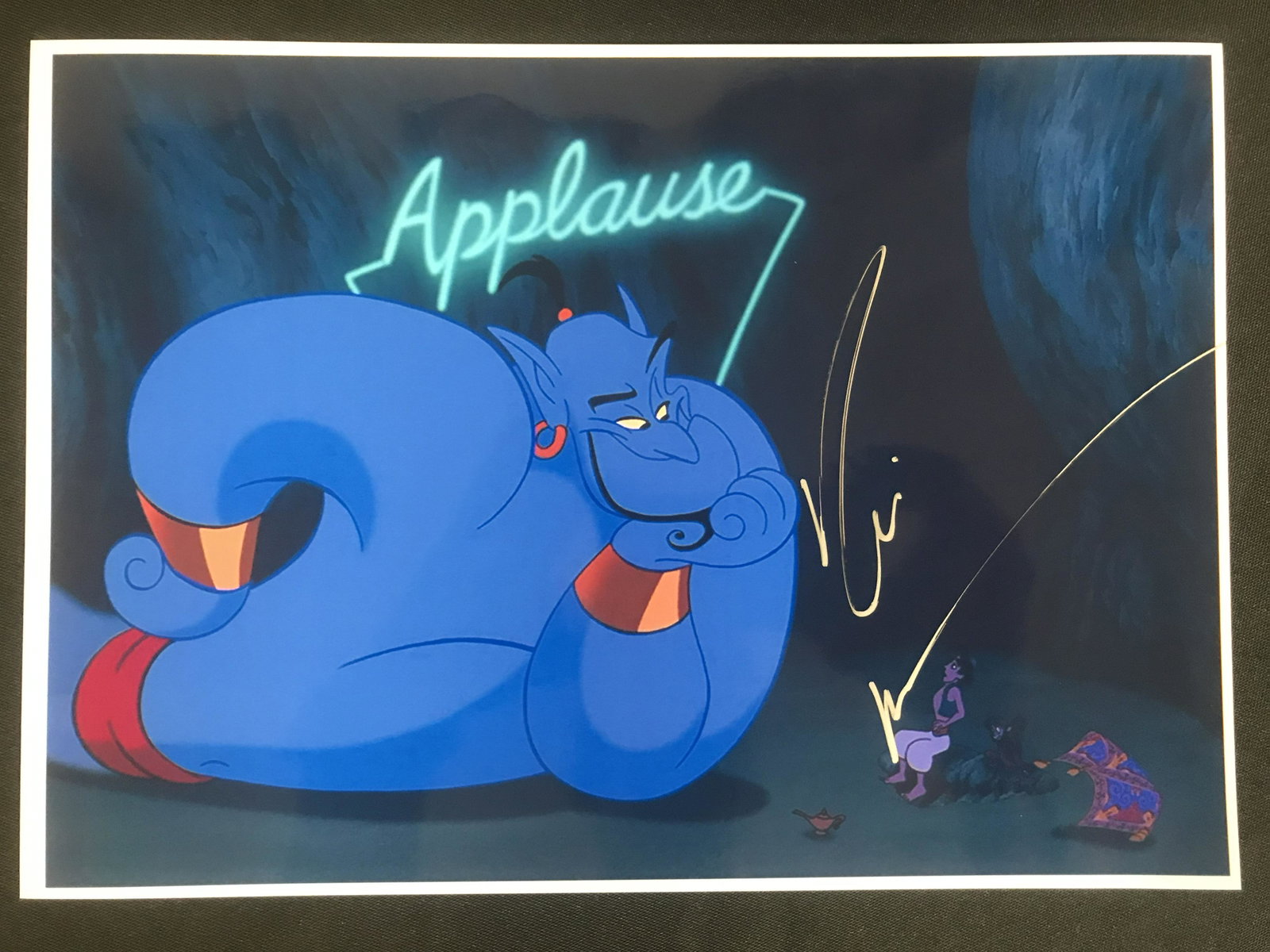 ROBIN WILLIAMS SIGNED 8X10 PHOTO (RA COA): ROBIN WILLIAMS SIGNED 8X10 PHOTO (RA COA)