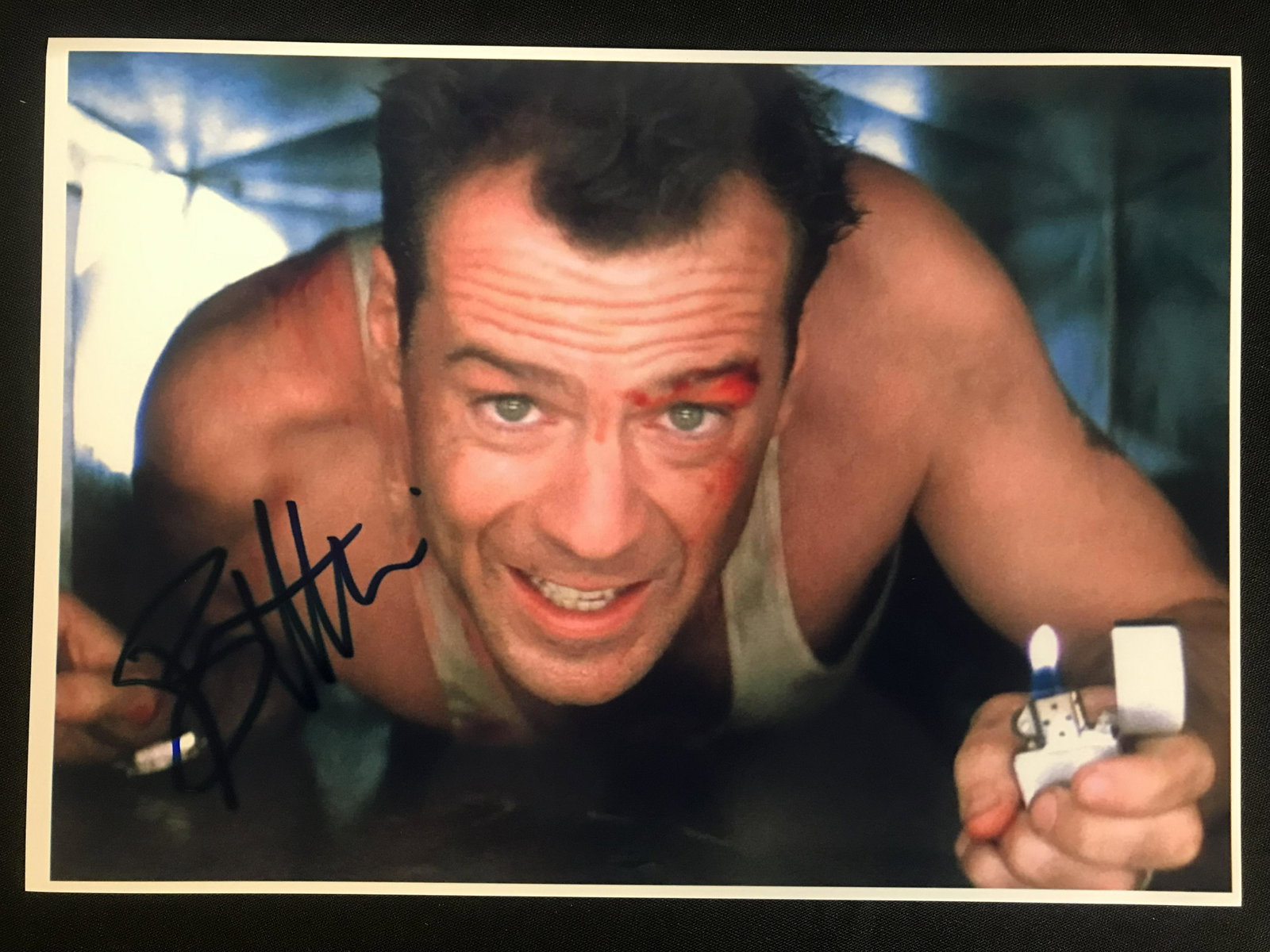 BRUCE WILLIS SIGNED 8X10 PHOTO (RA COA): BRUCE WILLIS SIGNED 8X10 PHOTO (RA COA)