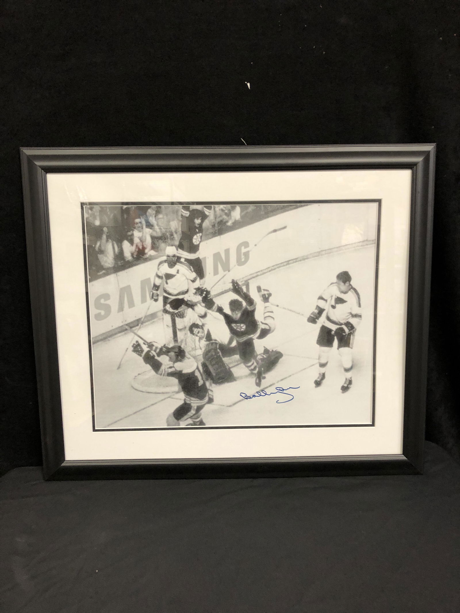 BOBBY ORR SIGNED AND CUSTOM FRAMED 16 X 20 DISPLAY (1 of 2)