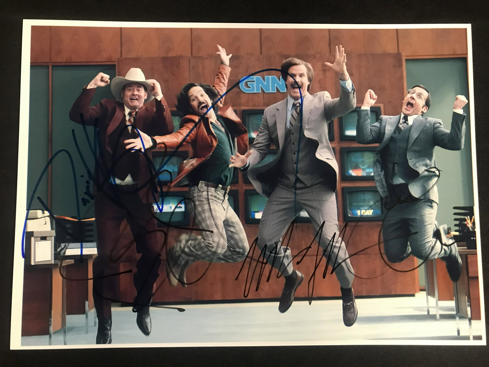 ANCHORMAN CAST SIGNED 8X10 PHOTO (RA COA): ANCHORMAN CAST SIGNED 8X10 PHOTO (RA COA)