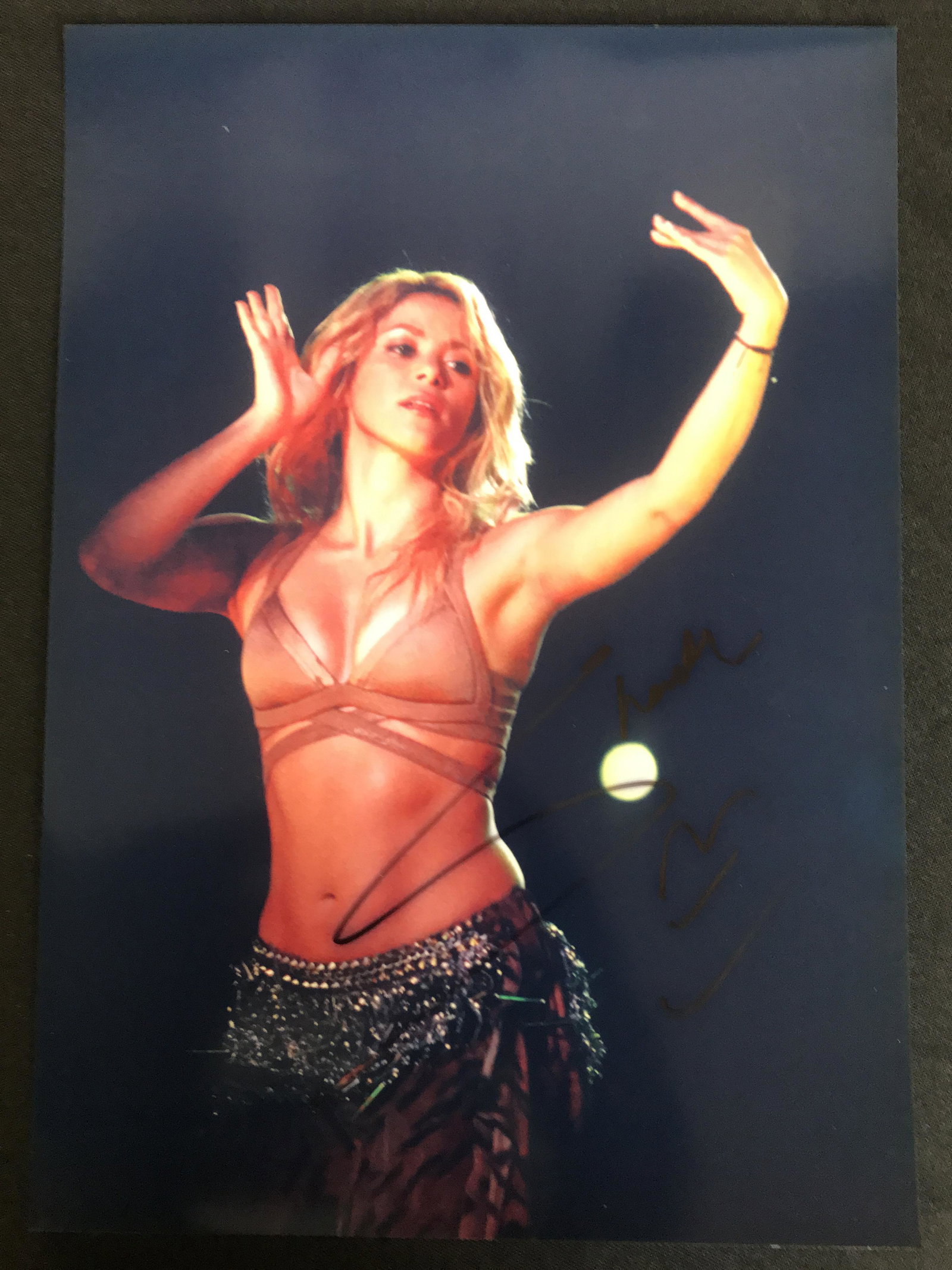 SHAKIRA SIGNED 8X10 PHOTO (RA COA): SHAKIRA SIGNED 8X10 PHOTO (RA COA)