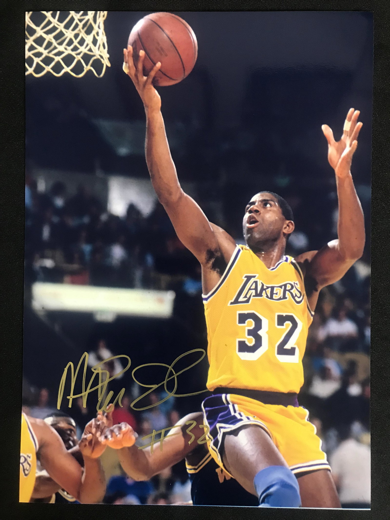 MAGIC JOHNSON SIGNED 8X10 PHOTO (RA COA): MAGIC JOHNSON SIGNED 8X10 PHOTO (RA COA)