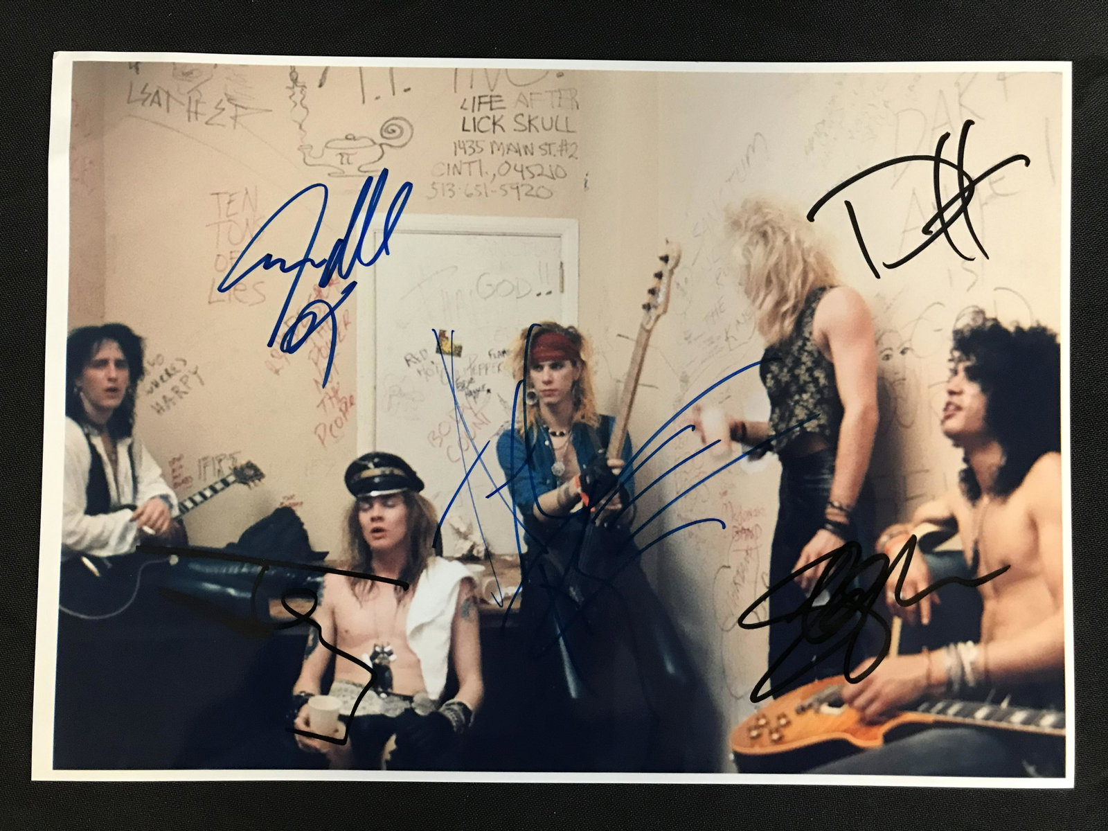 GUNS AND ROSES BAND SIGEND 8 X 10 (RA COA): GUNS AND ROSES BAND SIGEND 8 X 10 (RA COA)