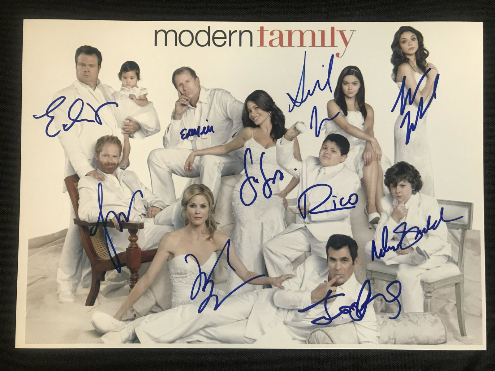 MODERN FAMILY CAST SIGNED 8X10 PHOTO (RA COA): MODERN FAMILY CAST SIGNED 8X10 PHOTO (RA COA)