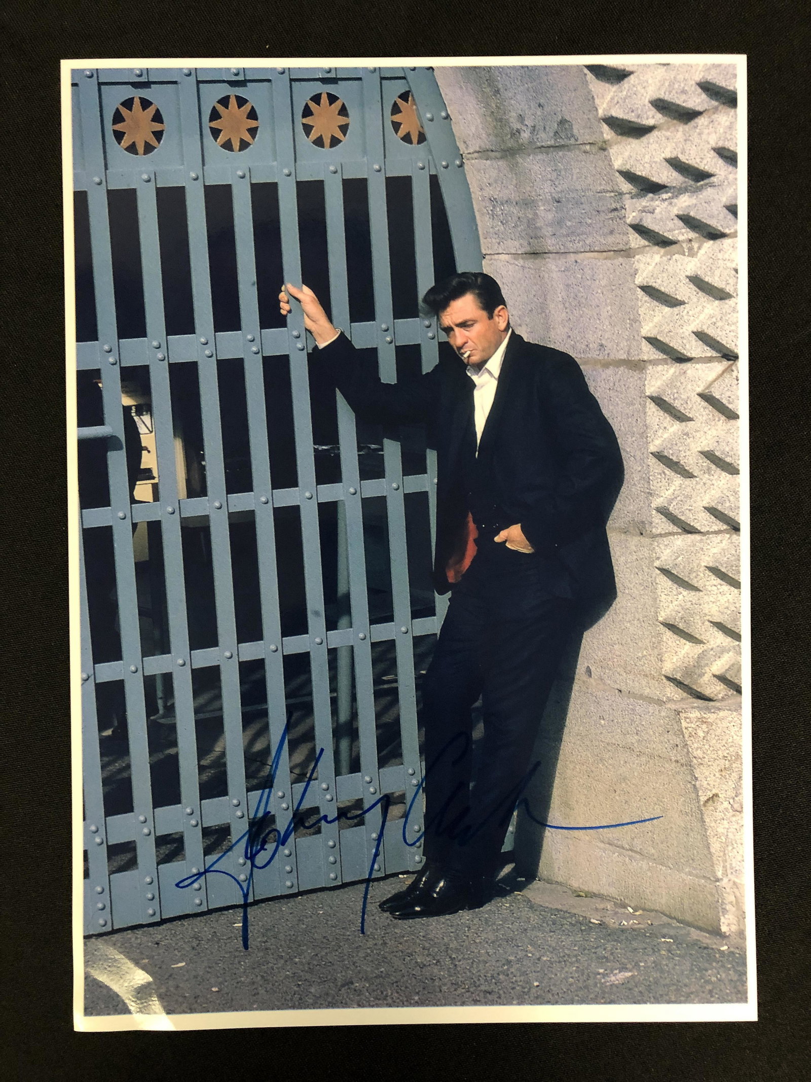 JOHNNY CASH SIGNED 8 X 10 (RA COA): JOHNNY CASH SIGNED 8 X 10 (RA COA)