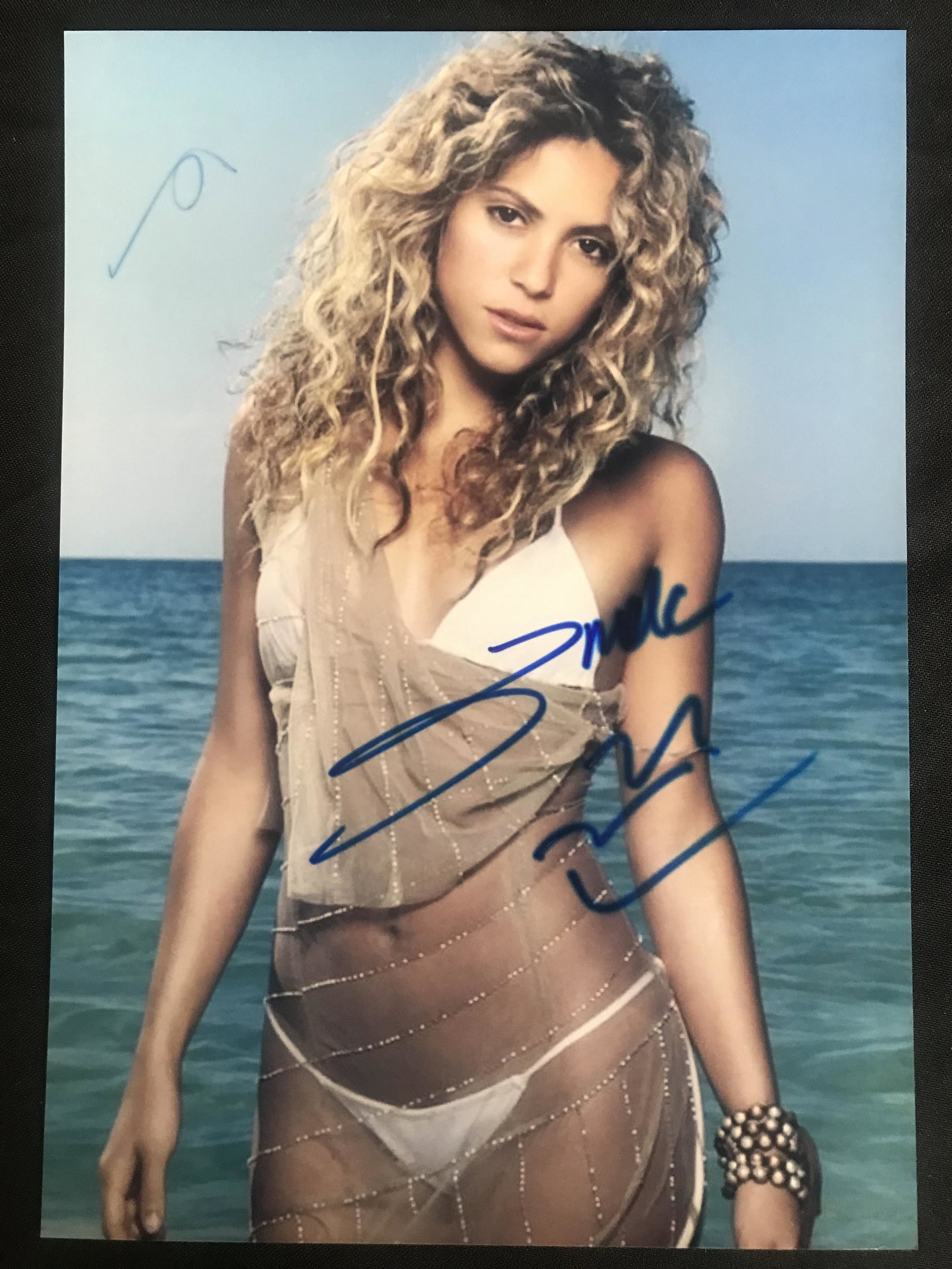 SHAKIRA SIGNED 8 X 10 (RA COA): SHAKIRA SIGNED 8 X 10 (RA COA)