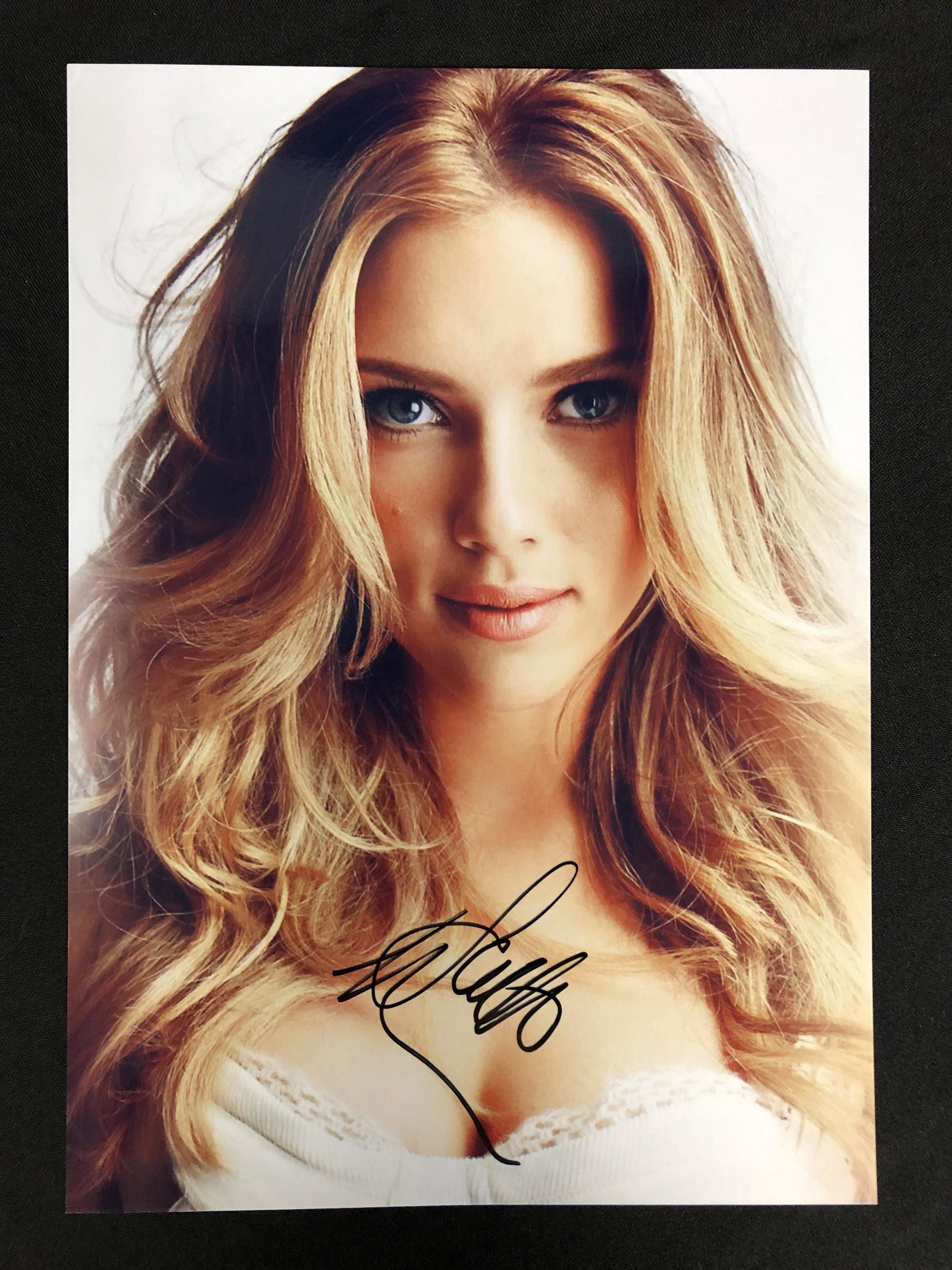 SCARLETT JOHANSON SIGNED 8 X 10 (RA COA): SCARLETT JOHANSON SIGNED 8 X 10 (RA COA)