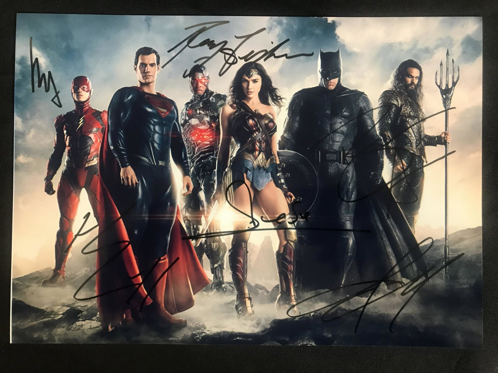 JUSTICE LEAGUE CAST SIGNED 8 X 10 (RA COA): JUSTICE LEAGUE CAST SIGNED 8 X 10 (RA COA)