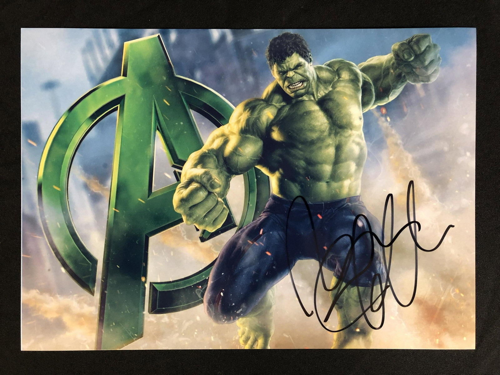 MARK RUFFALO SIGNED HULK 8 X 10 (RA COA): MARK RUFFALO SIGNED HULK 8 X 10 (RA COA)