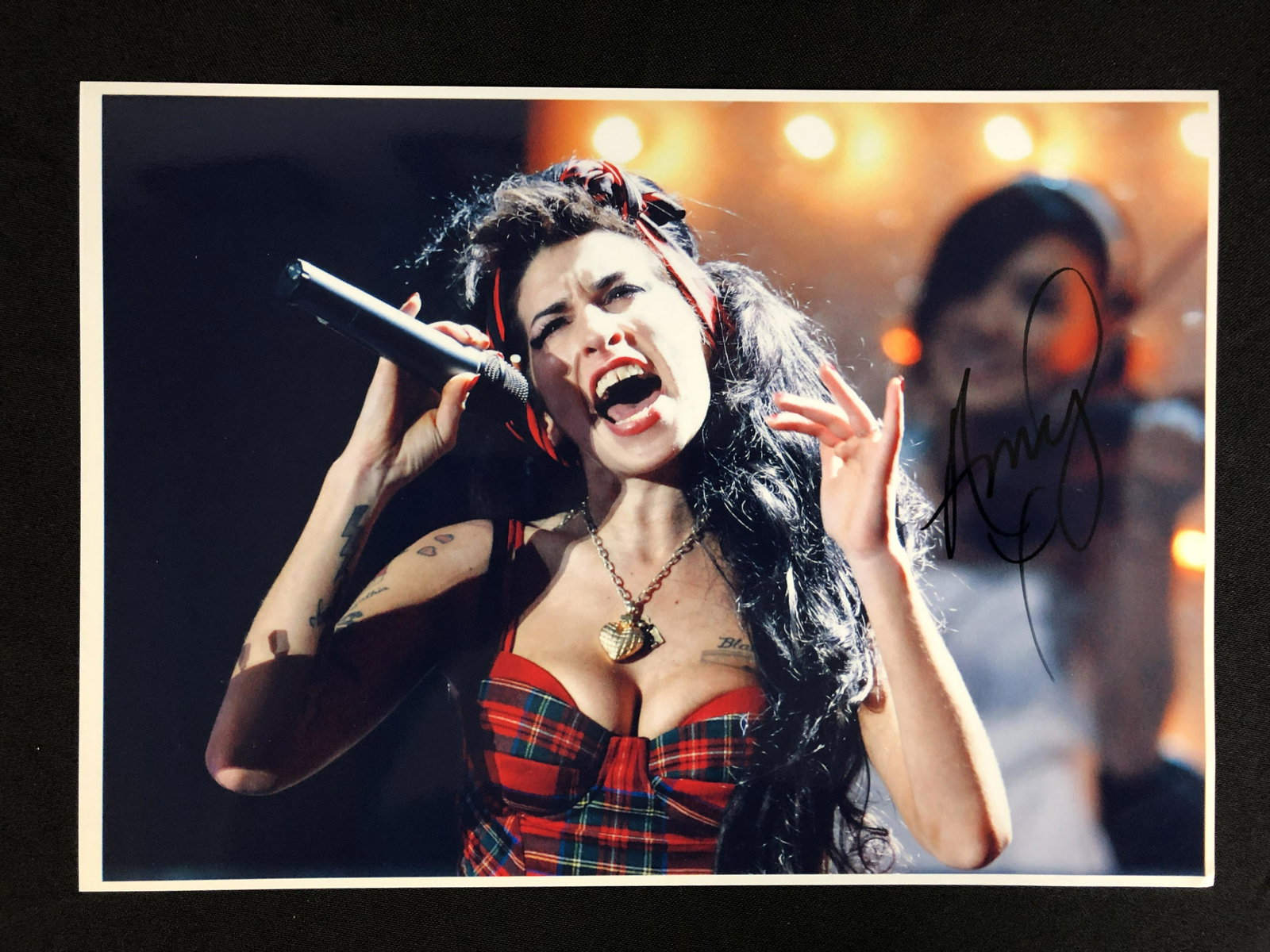 AMY WINEHOUSE SIGNED 8 X 10 (RA COA): AMY WINEHOUSE SIGNED 8 X 10 (RA COA)