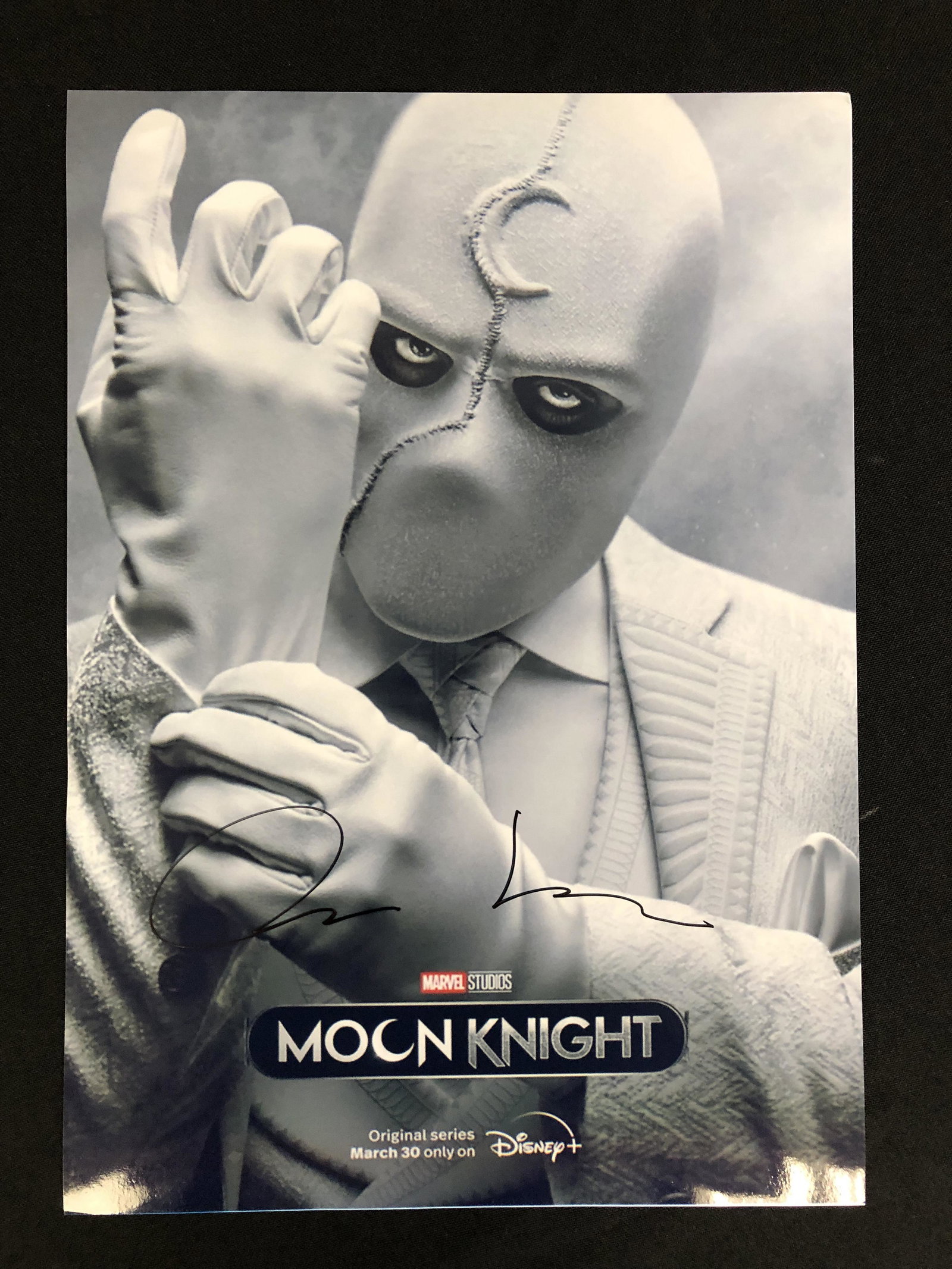 OSCAR ISAAC SIGNED MOON KNIGHT 8 X 10 (RA COA): OSCAR ISAAC SIGNED MOON KNIGHT 8 X 10 (RA COA)
