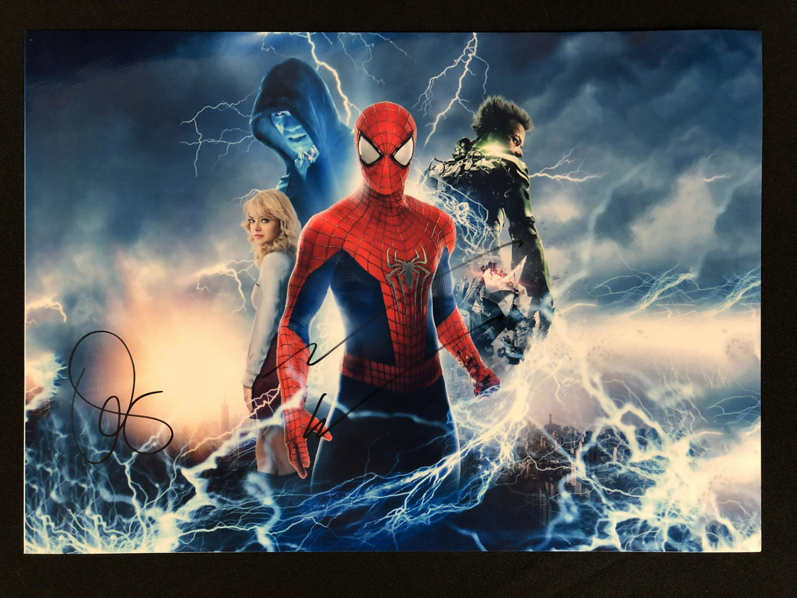 ANDREW GARFIELD AND EMMAS TONE SIGNED SPIDER-MAN 8 X 10 (RA COA): ANDREW GARFIELD AND EMMAS TONE SIGNED SPIDER-MAN 8 X 10 (RA COA)