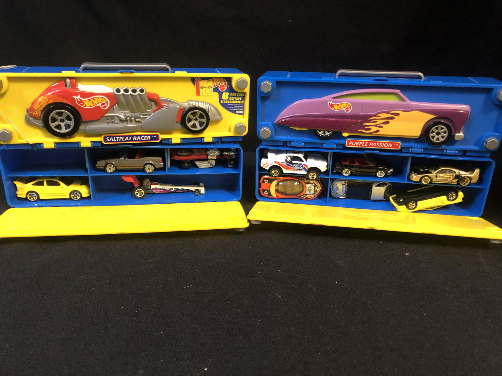 HOT WHEELS DIE CAST CAR AND CARRYING CASE LOT: HOT WHEELS DIE CAST CAR AND CARRYING CASE LOT