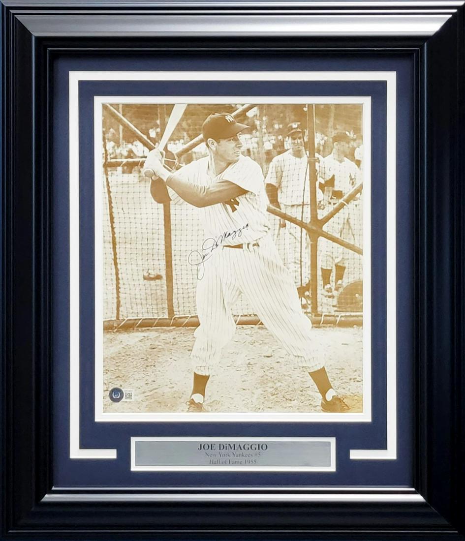 JOE DIMAGGIO SIGNED AND CUSTOM FRAMED 16 X 20 DISPLAY (8 X 10 PHOTO) BECKETT COA (1 of 4)