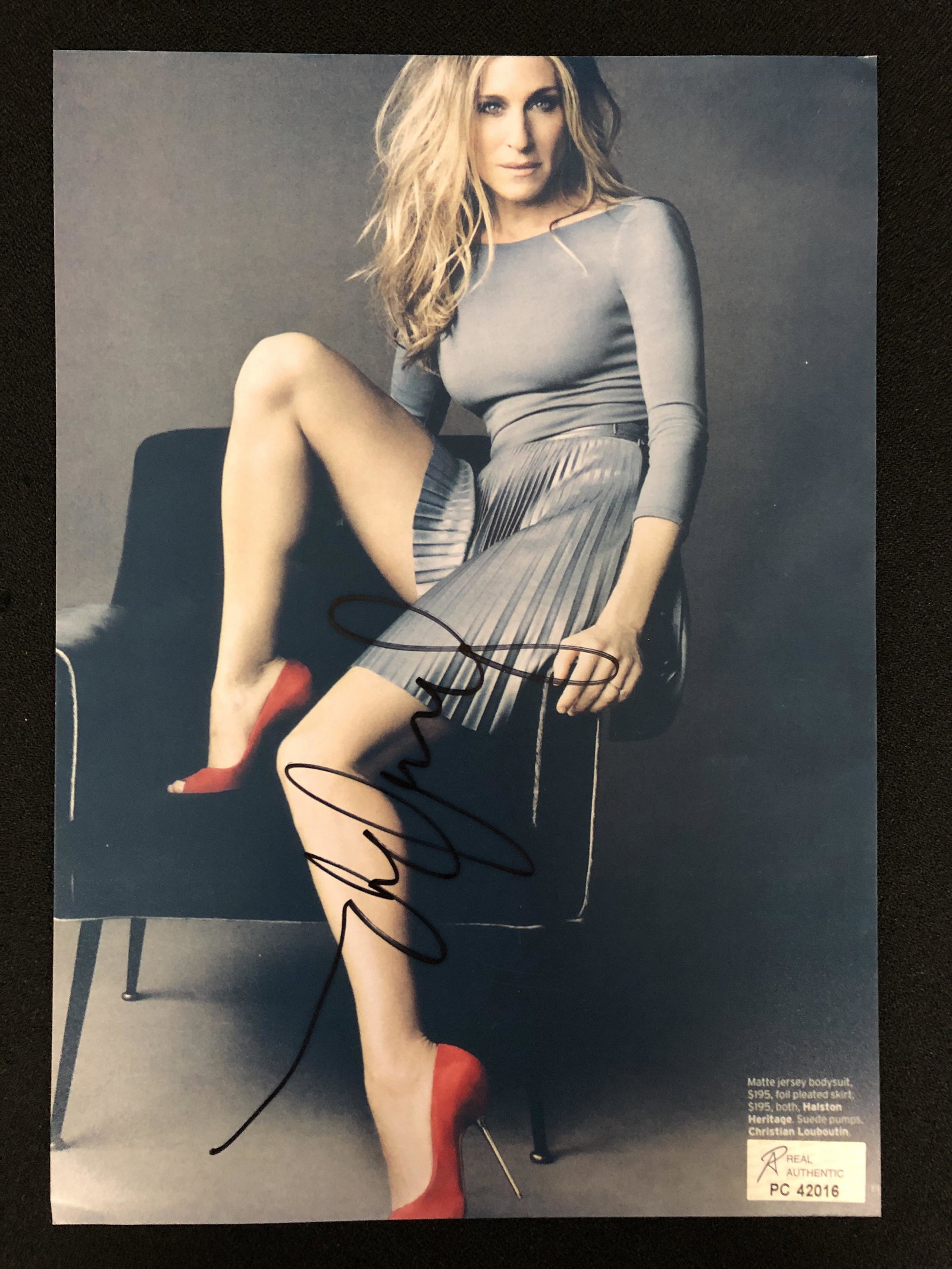 SARAH JESSICA PARKER SIGNED 8 X 10 (RA COA): SARAH JESSICA PARKER SIGNED 8 X 10 (RA COA)