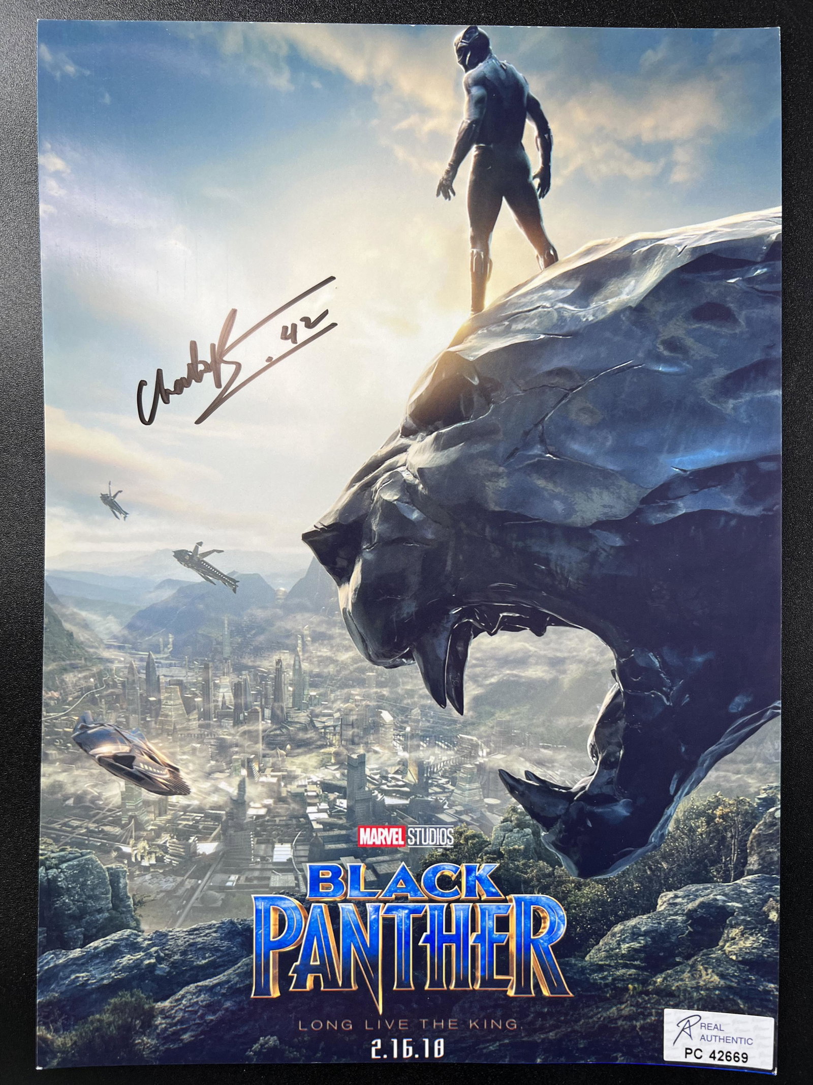 CHADWICK BOSEMAN SIGNED BLACK PANTHER 8 X 10 (RA COA): CHADWICK BOSEMAN SIGNED BLACK PANTHER 8 X 10 (RA COA)