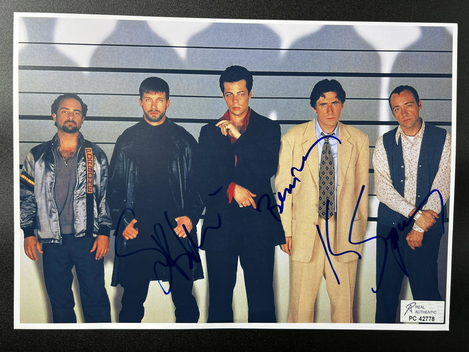 USUAL SUSPECTS CAST SIGNED 8 X 10 (RA COA): USUAL SUSPECTS CAST SIGNED 8 X 10 (RA COA)