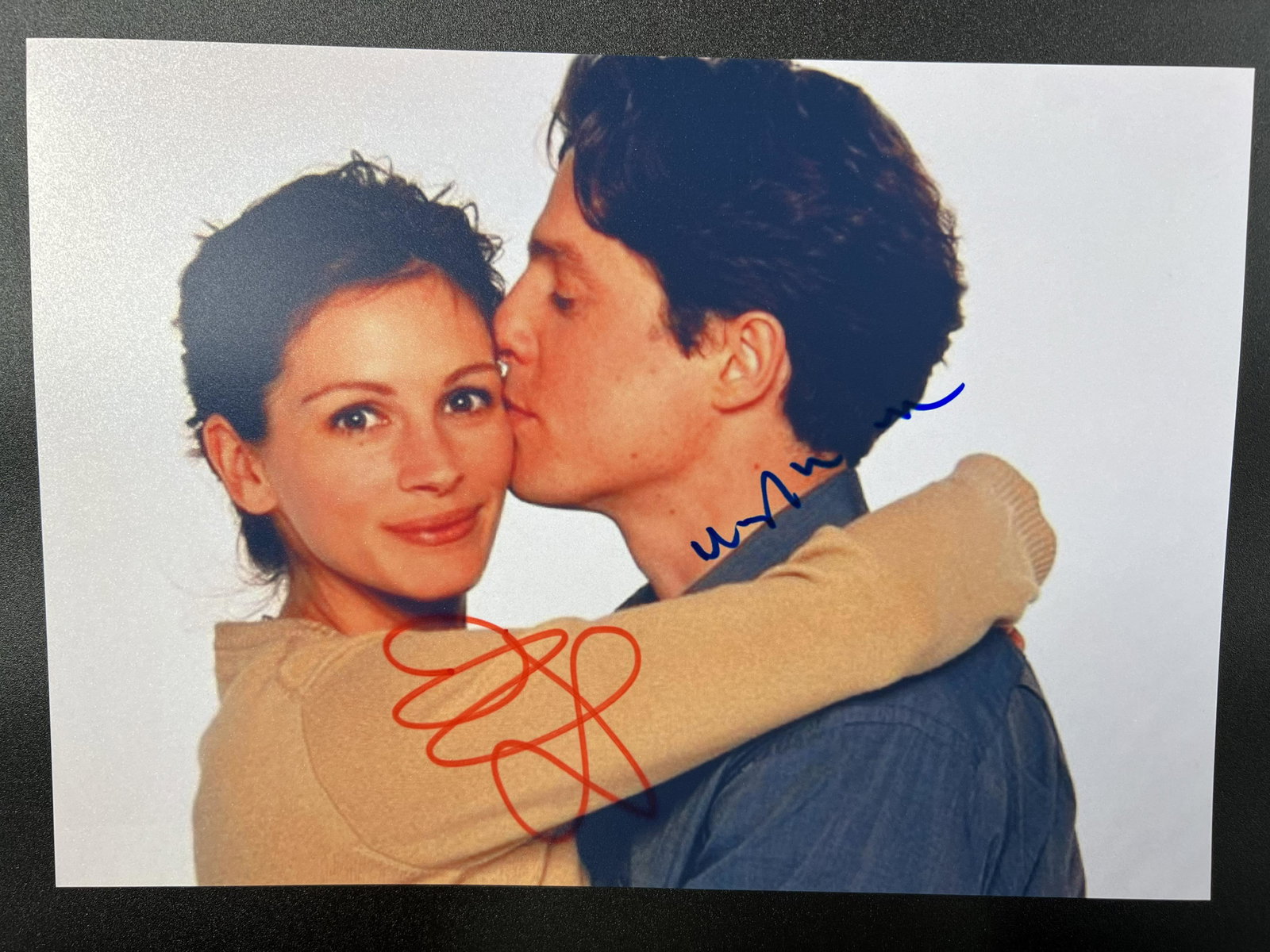 JULIA ROBERTS AND HUGH GRANT SIGNED 8 X 10 (RA COA): JULIA ROBERTS AND HUGH GRANT SIGNED 8 X 10 (RA COA)