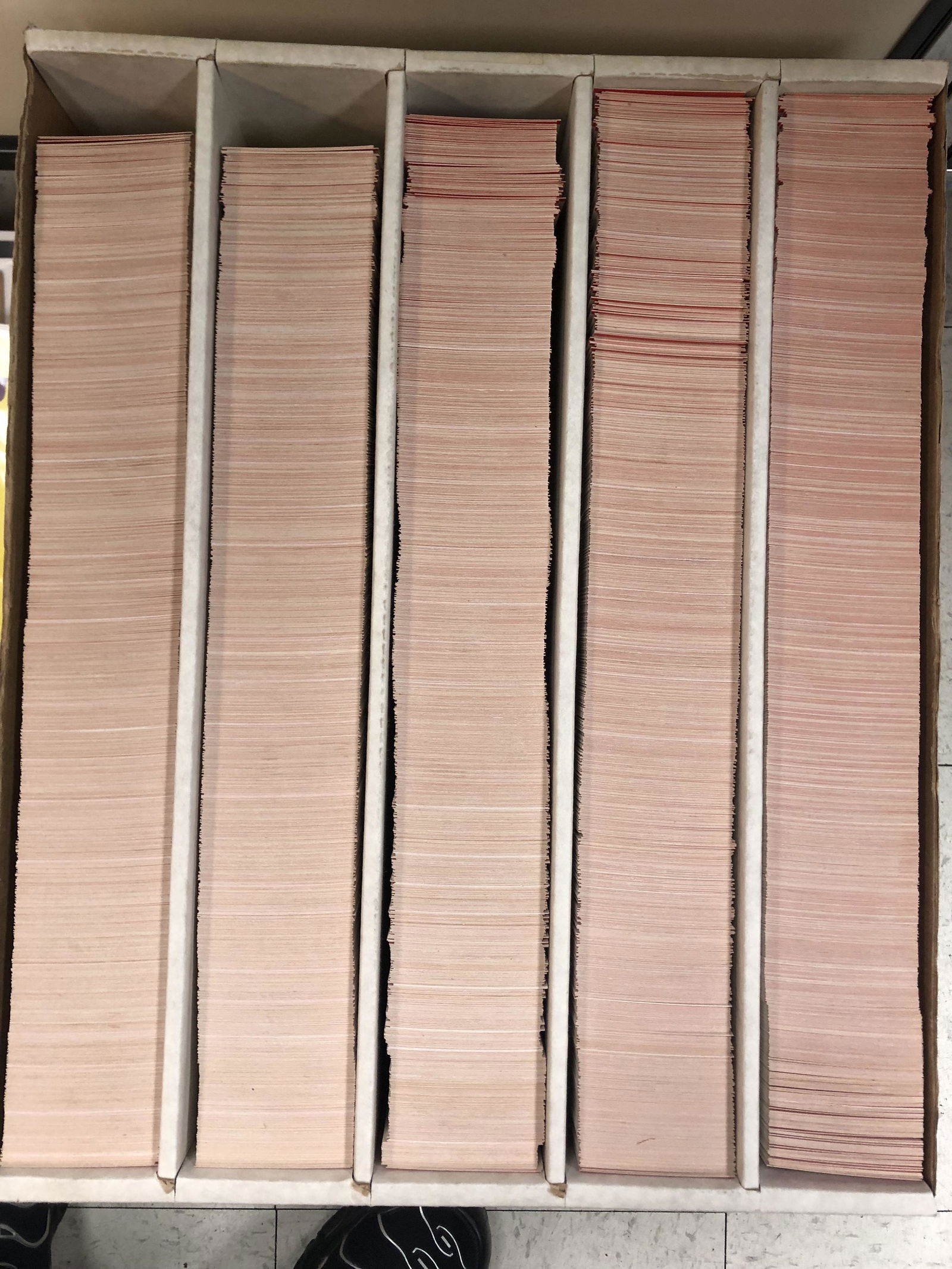 5000 COUNT BOX FILLED WITH HOCKEY CARDS (LOTS OF STARS AND ROOKIES) (1 of 1)