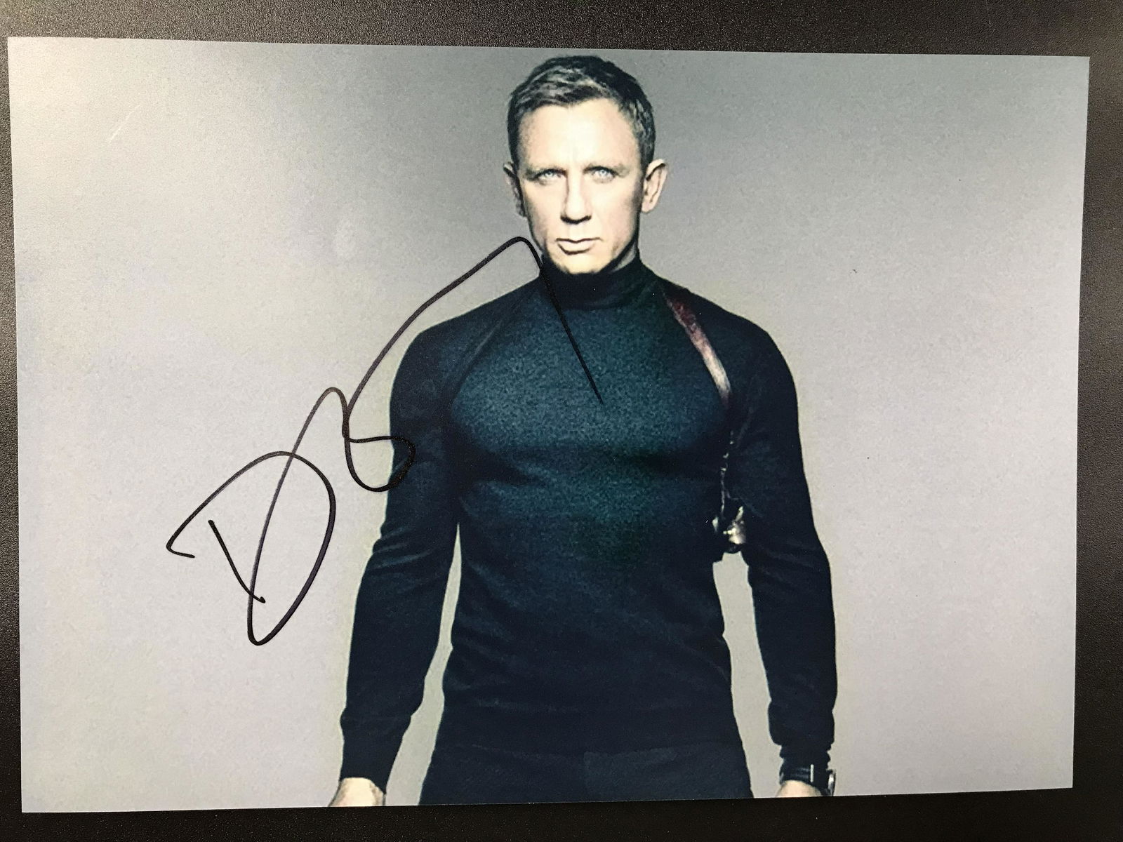 DANIEL CRAIG SIGNED JAMES BOND 8 X 10 (RA COA) (1 of 2)