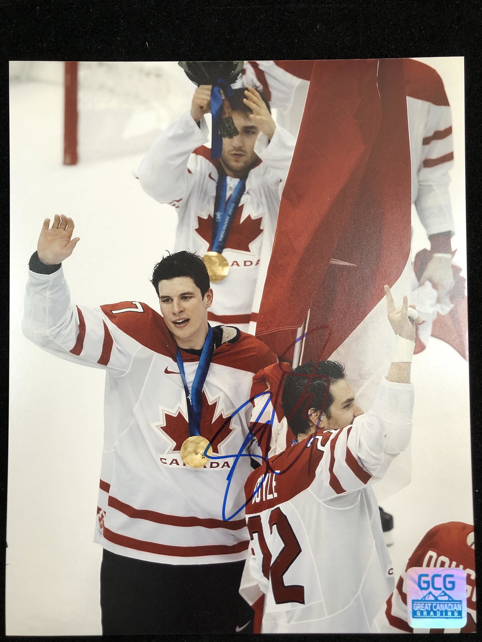 SIDNEY CROSBY SIGNED TEAM CANADA 8 X 10 (GCG COA): SIDNEY CROSBY SIGNED TEAM CANADA 8 X 10 (GCG COA)