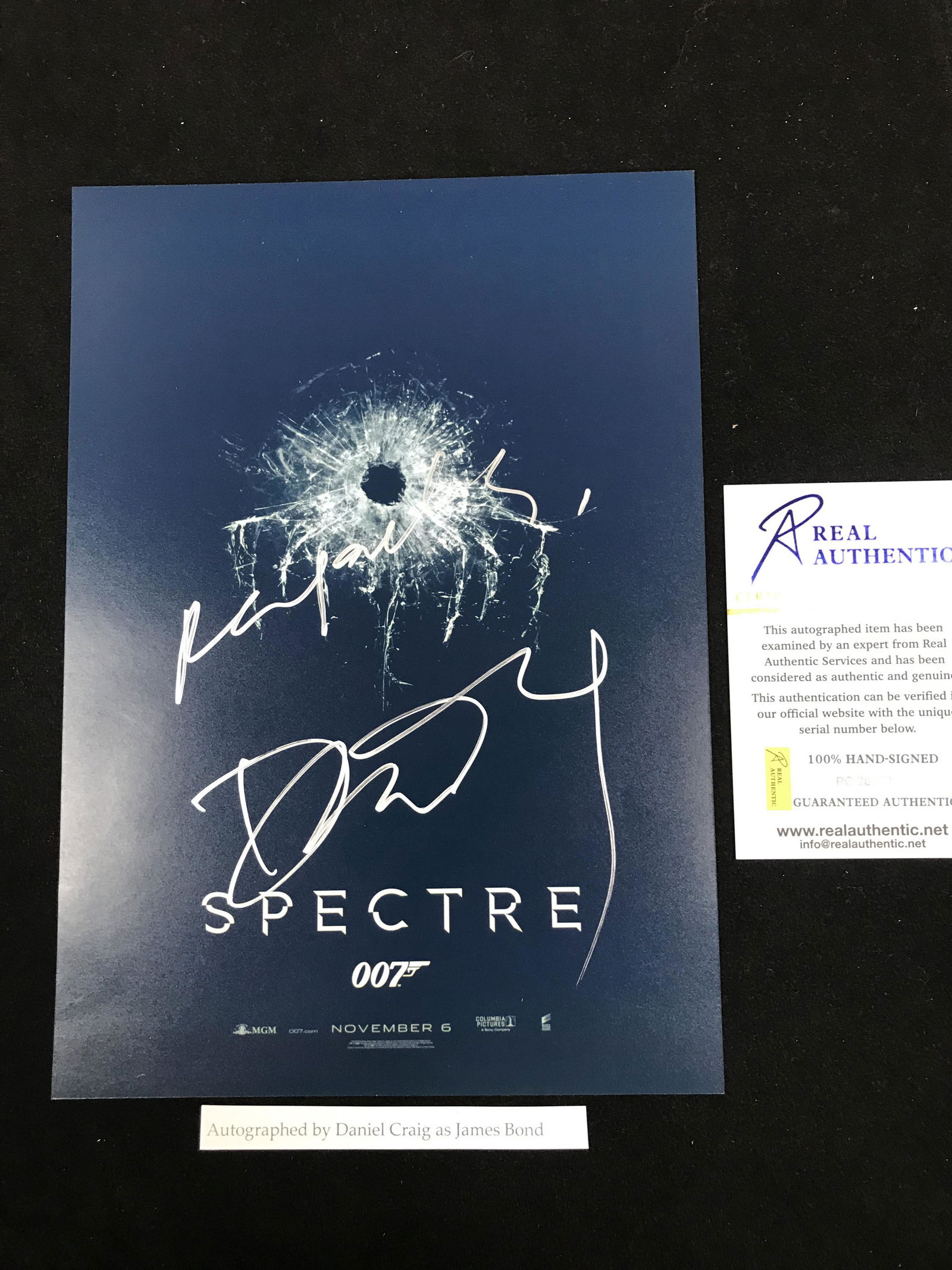 DANIEL CRAIG SIGNED JAMES BOND 8 X 10 (RA COA) (1 of 1)