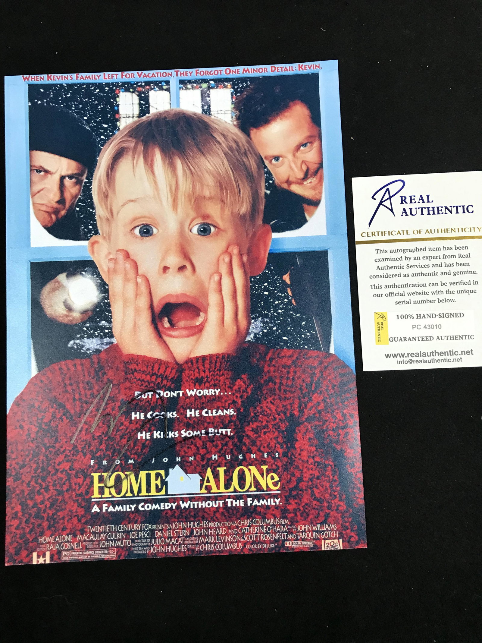 MACAULEY CULKIN SIGNED HOME ALONE 8 X 10 (RA COA): MACAULEY CULKIN SIGNED HOME ALONE 8 X 10 (RA COA)