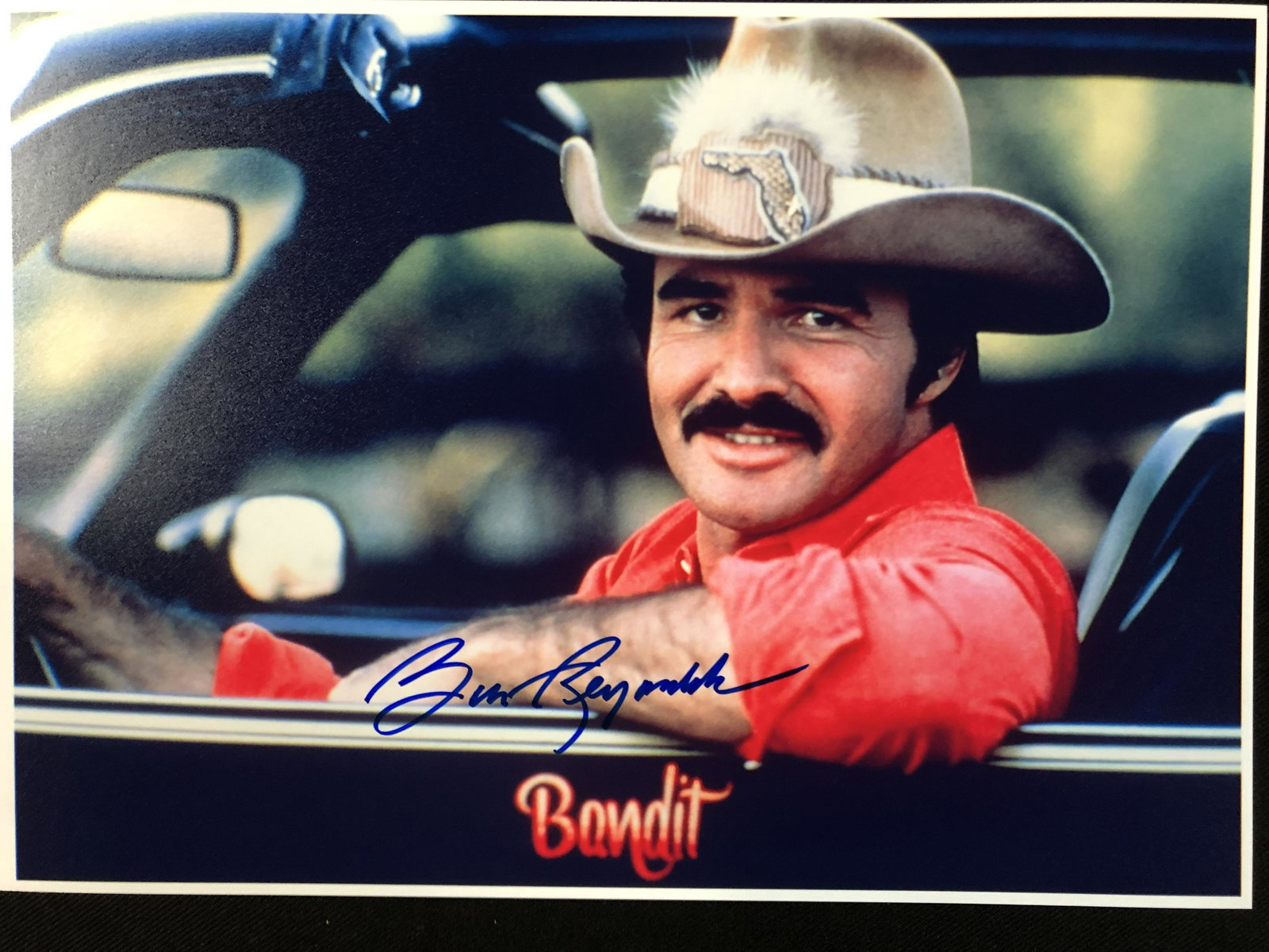 BURT REYNOLDS SIGNED 8X10 PHOTO (RA COA): BURT REYNOLDS SIGNED 8X10 PHOTO (RA COA)