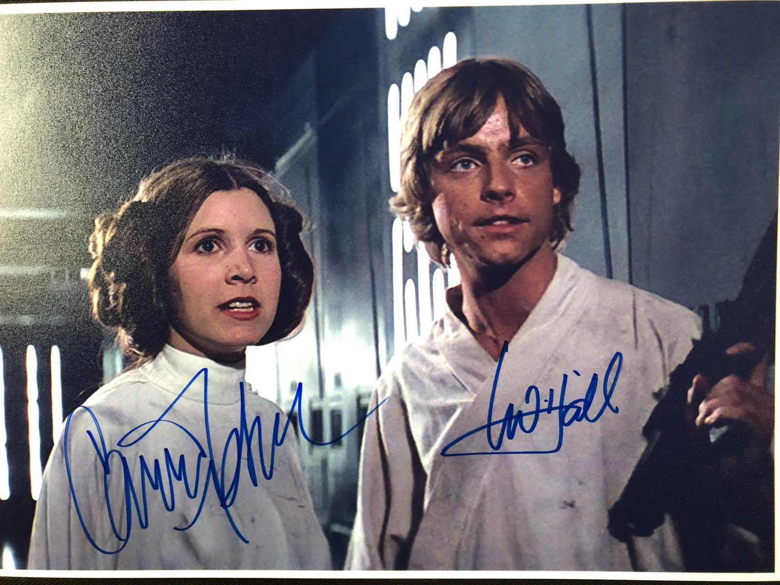 CARRIE FISHER AND MATT HAMILL DUAL SIGNED 8X10 PHOTO (RA COA): CARRIE FISHER AND MATT HAMILL DUAL SIGNED 8X10 PHOTO (RA COA)