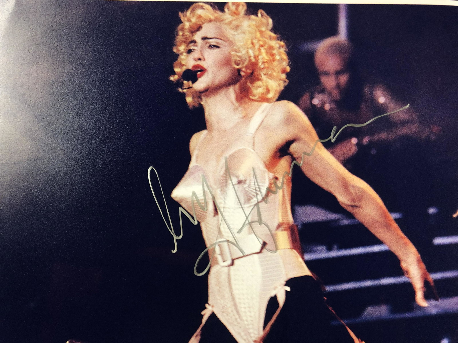 MADONNA SIGNED 8X10 PHOTO (RA COA): MADONNA SIGNED 8X10 PHOTO (RA COA)