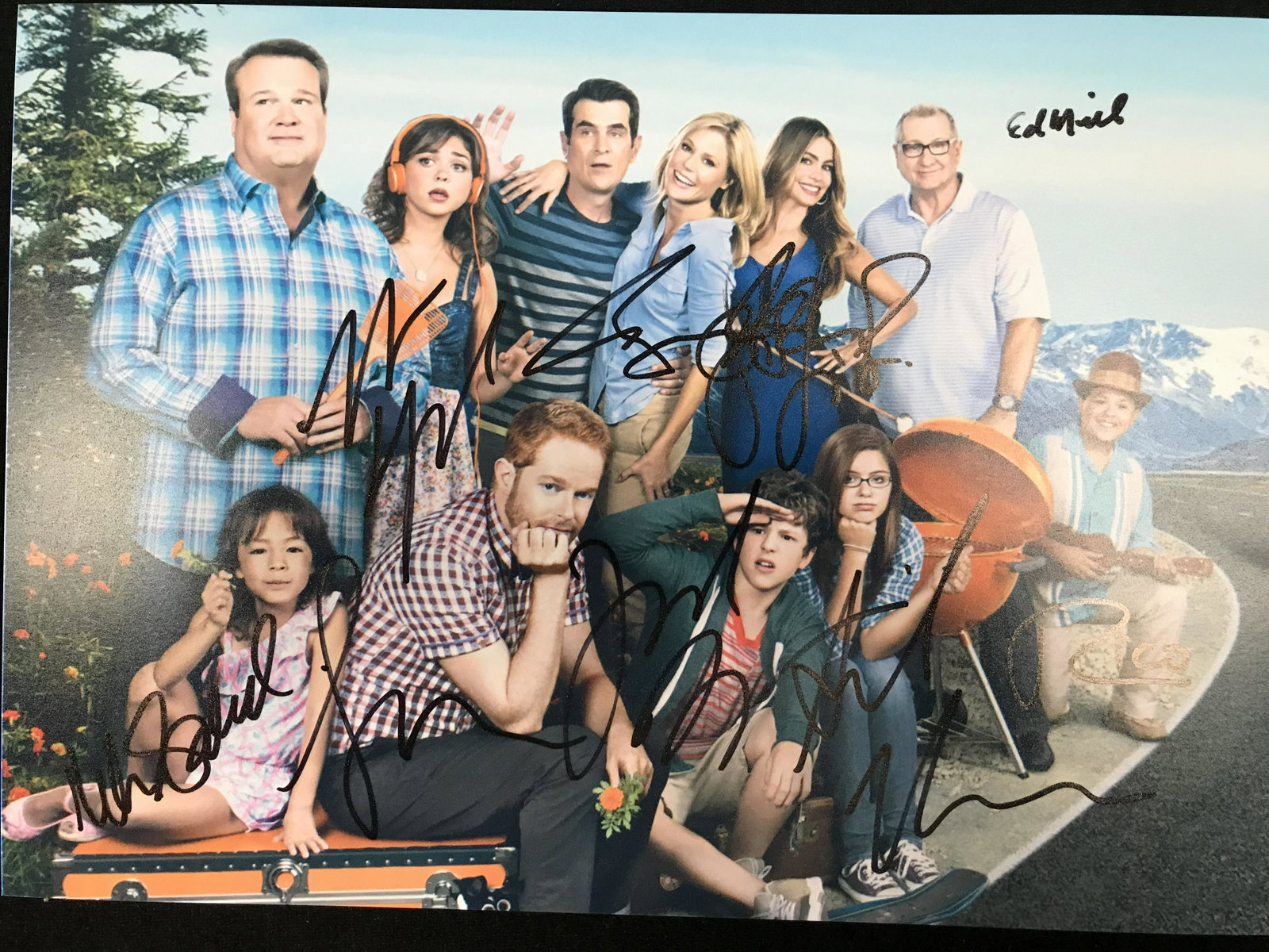 MODERN FAMILY CAST SIGNED 8 X 10 (RA COA): MODERN FAMILY CAST SIGNED 8 X 10 (RA COA)
