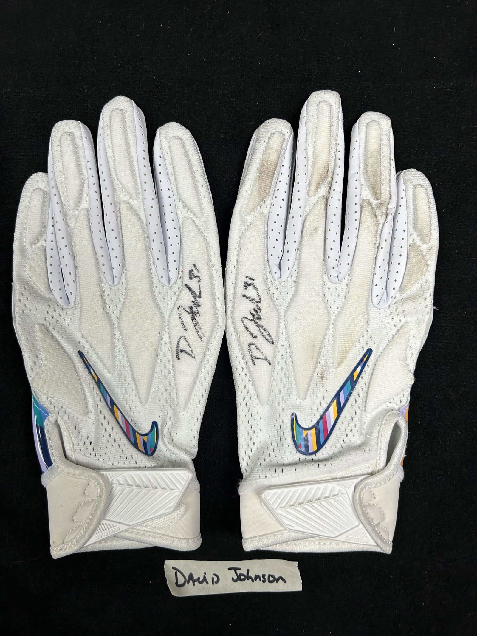 DAVID JOHNSON SIGNED AND GAME USED NIKE FOOTBALL GLOVES (PHOTO MATCHED WITH COA): DAVID JOHNSON SIGNED AND GAME USED NIKE FOOTBALL GLOVES (PHOTO MATCHED WITH COA)