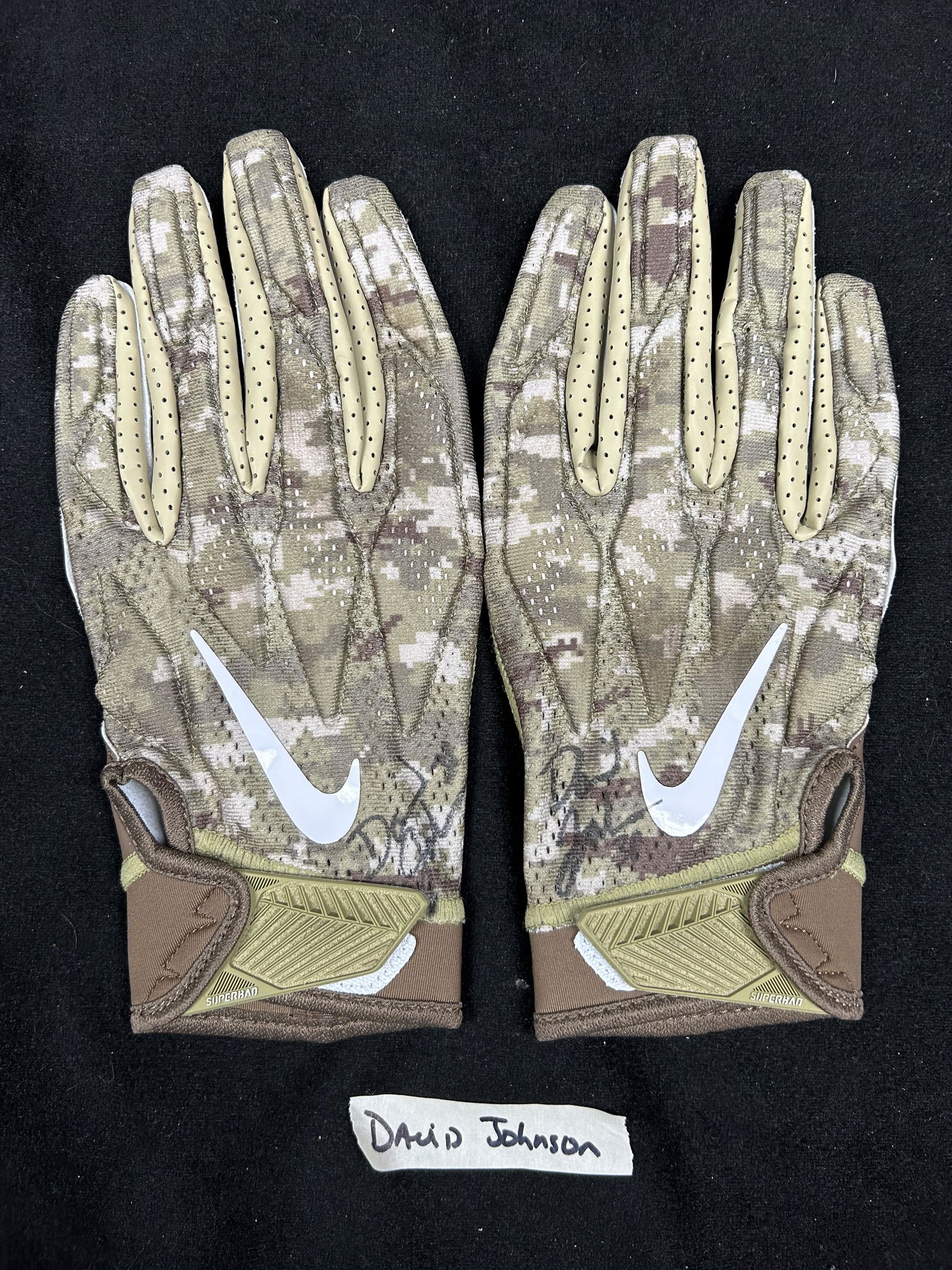 DAVID JOHNSON SIGNED AND GAME USED NIKE FOOTBALL GLOVES (PHOTO MATCHED WITH COA): DAVID JOHNSON SIGNED AND GAME USED NIKE FOOTBALL GLOVES (PHOTO MATCHED WITH COA)GAME DEC 1 2019 VS. RAMS
