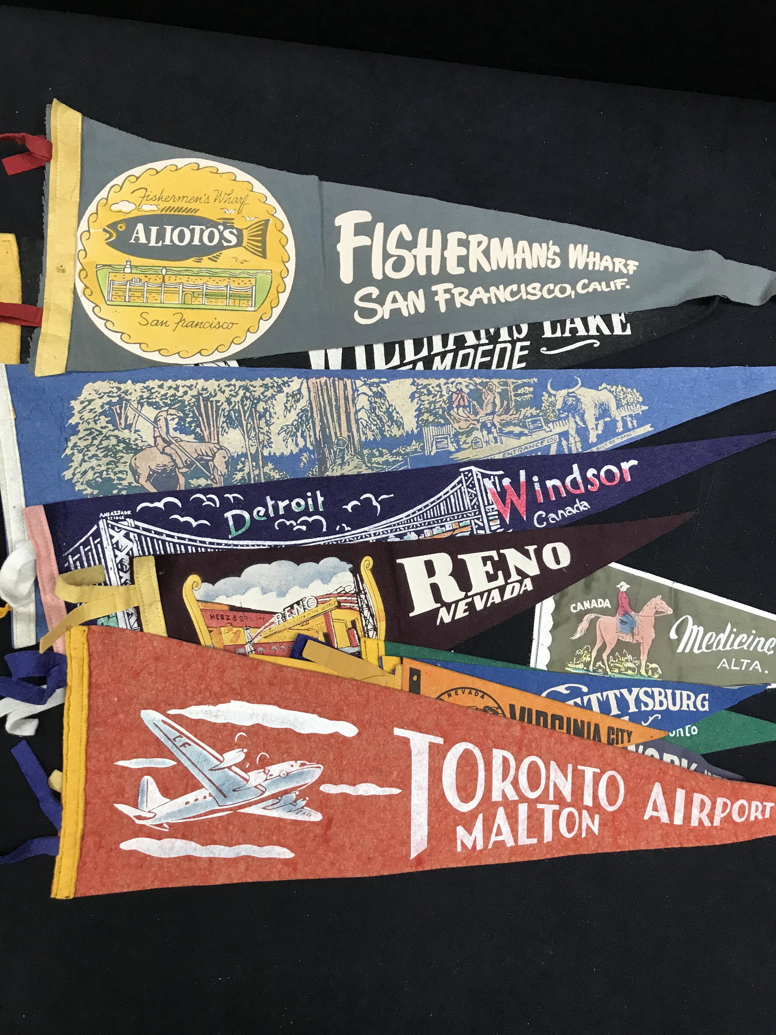 VINTAGE PENNANTS LOT: VINTAGE PENNANTS LOT