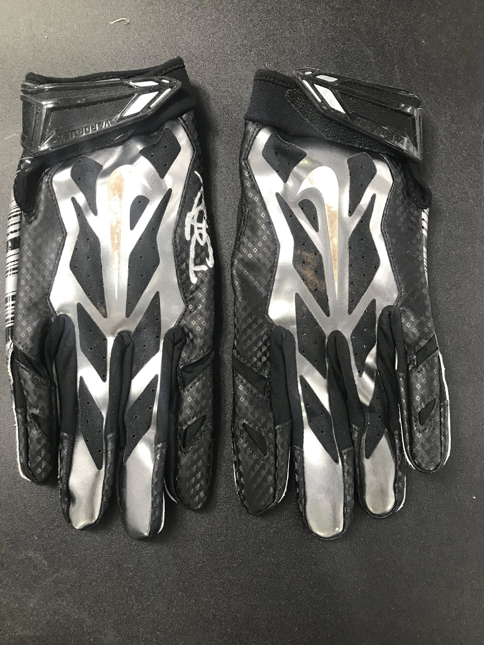 DAVID JOHNSON DUAL SIGNED GAME USED GLOVES (CARDINALS COA): DAVID JOHNSON DUAL SIGNED GAME USED GLOVES (CARDINALS COA)