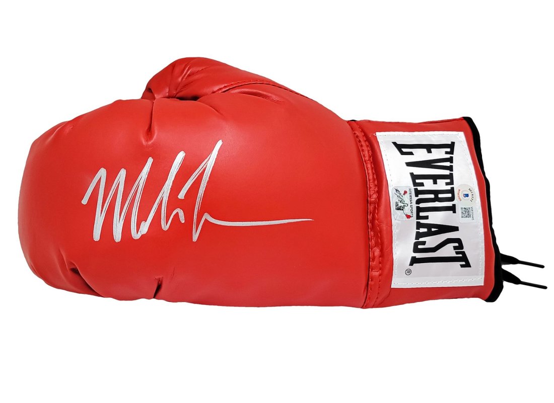 MIKE TYSON SIGNED EVERLAST BOXING GLOVE (BECKETT COA): MIKE TYSON SIGNED EVERLAST BOXING GLOVE (BECKETT COA)