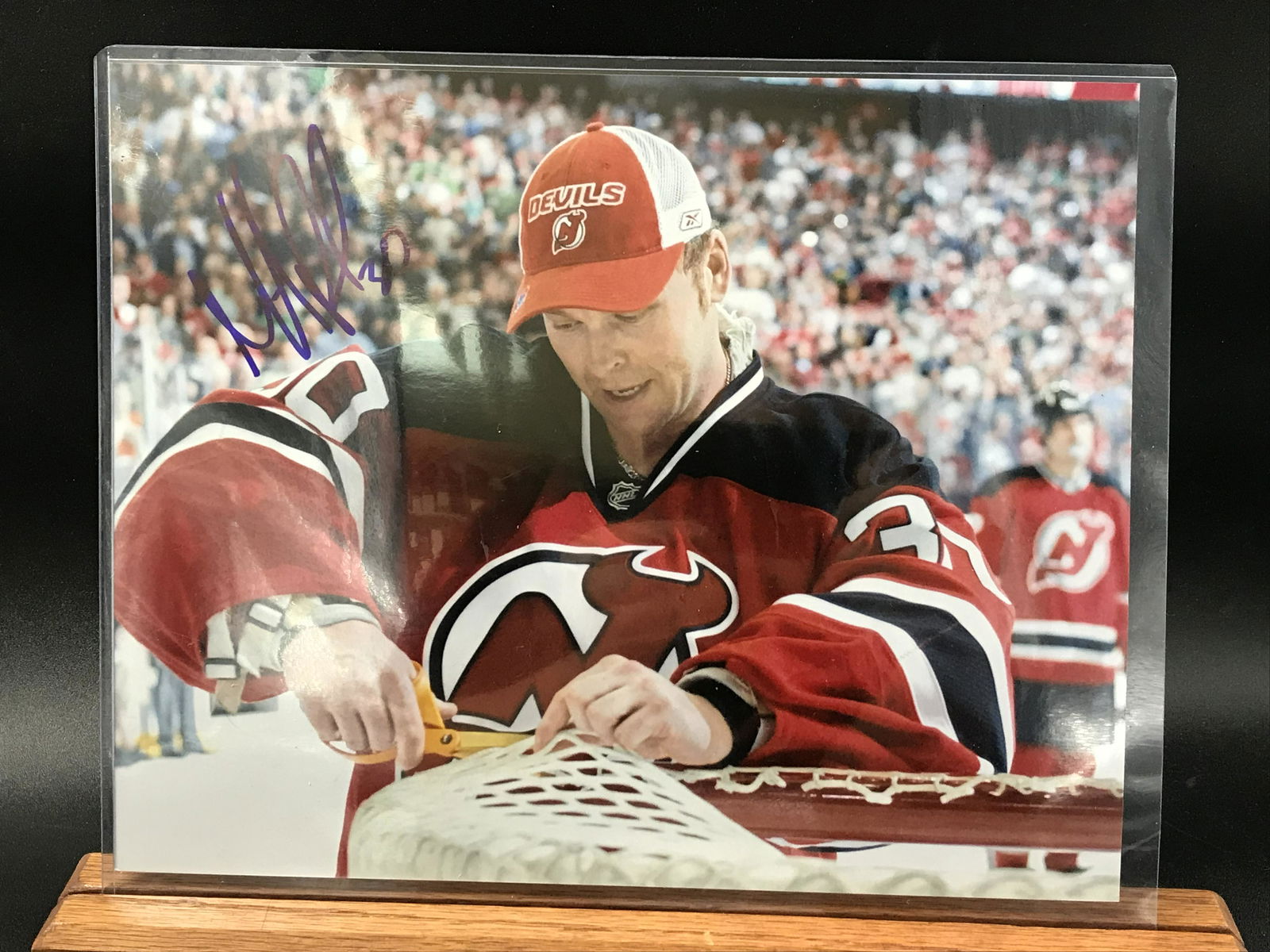 MARTIN BRODEUR SIGNED NEW JERSEY DEVILS 8 X 10 (GCG HOLO) (1 of 1)