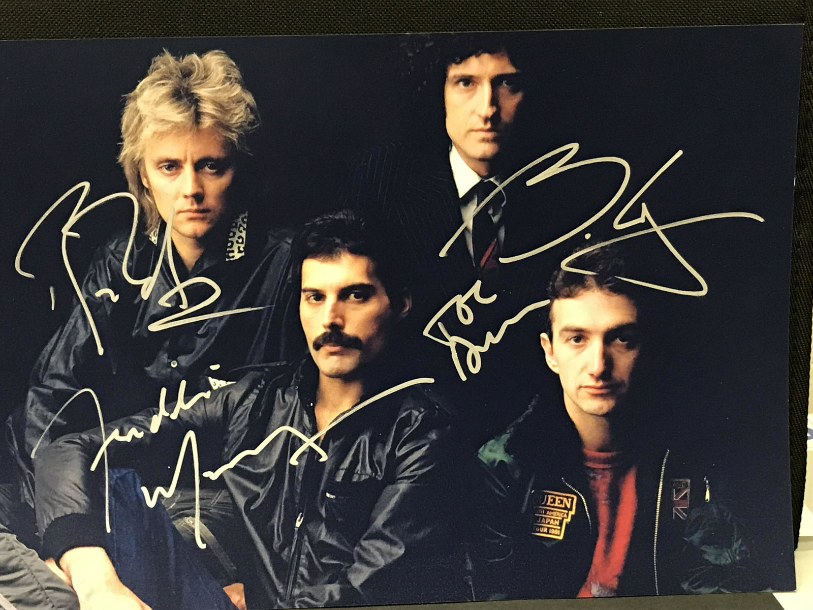 QUEEN SIGNED 8 X 10 (RA COA): QUEEN SIGNED 8 X 10 (RA COA)
